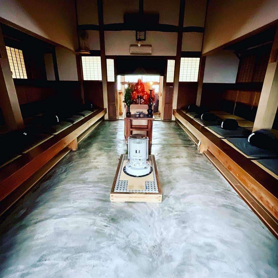 のインスタグラム：「昨日、福井に到着して、今日から7日間の摂心（禅修行／リトリート）。 毎朝午前2時起床、21時就寝。朝食と昼食以外はずっと坐禅、という豊かな生活。気温は零度。外は雪。 最終日は徹夜で坐禅。  他の参加者はみなさまお坊さん。金髪なのは僕だけです（そこじゃない）。  #摂心 #禅 #禅修行 #zen #retreat #寒すぎてマフラーを顔に巻いて寝た」