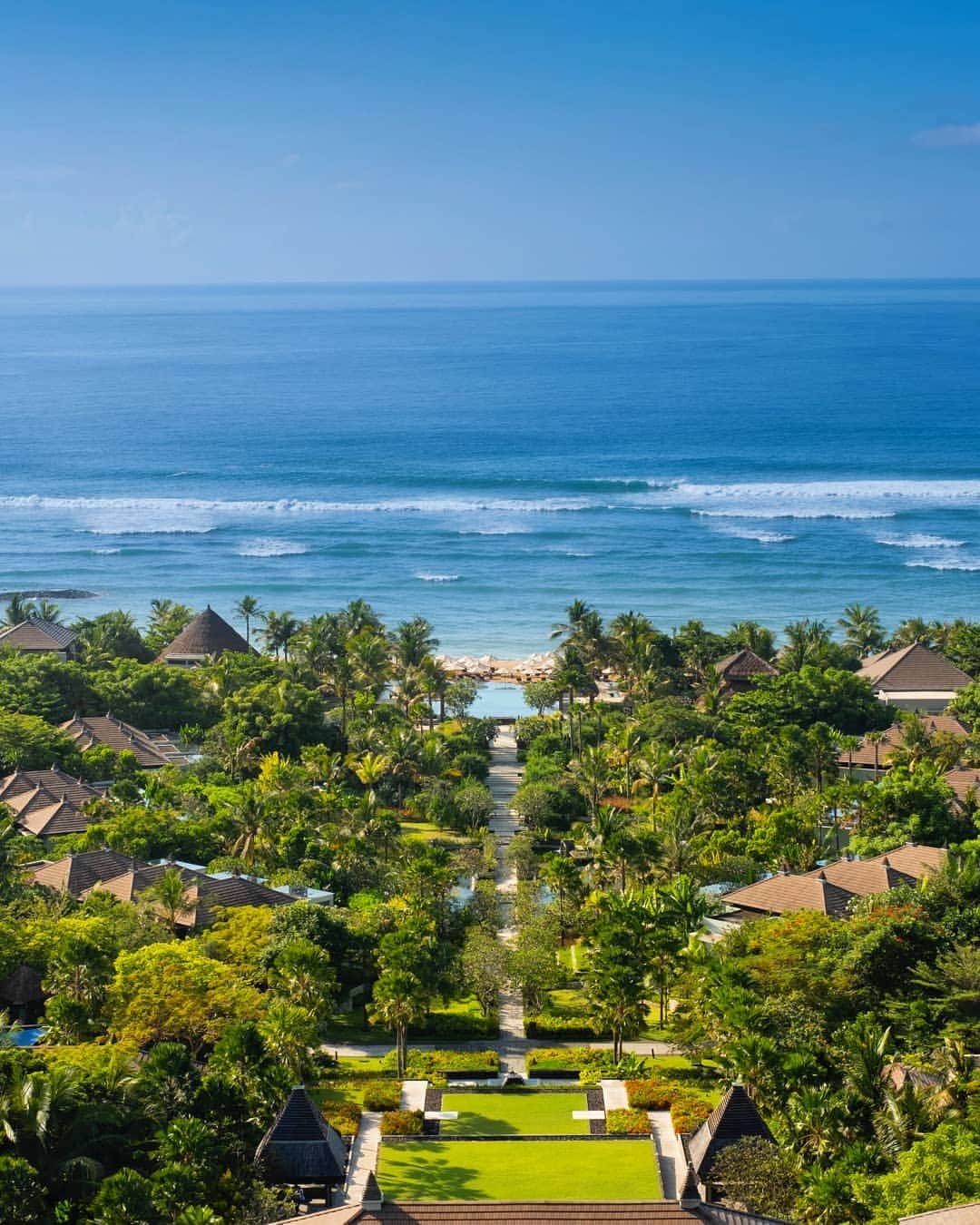 リッツ・カールトンさんのインスタグラム写真 - (リッツ・カールトンInstagram)「Set your sights on blue horizons at The Ritz-Carlton, #Bali.」12月19日 10時13分 - ritzcarlton