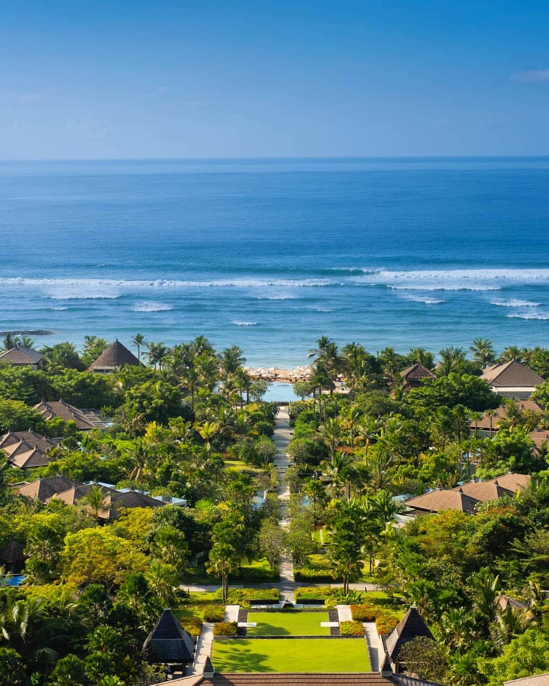 のインスタグラム：「Set your sights on blue horizons at The Ritz-Carlton, #Bali.」
