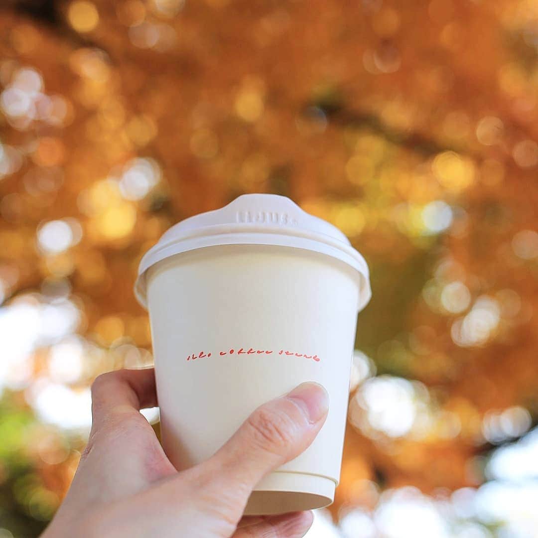 く～のインスタグラム：「外でコーヒー  在宅勤務のお昼休みにて。 ご近所コーヒーショップで購入して近くの公園で飲みました。  紅葉がとてもキレイな公園。ここに10年以上住んでいて、この公園の紅葉の美しさをあまり知らずにいました！身近な所にも素敵スポットがあるんだなぁ。  #コーヒー #コーヒースタンド #コーヒーショップ #カフェ #公園 #cafelatte #cafe #coffee #igersjp」