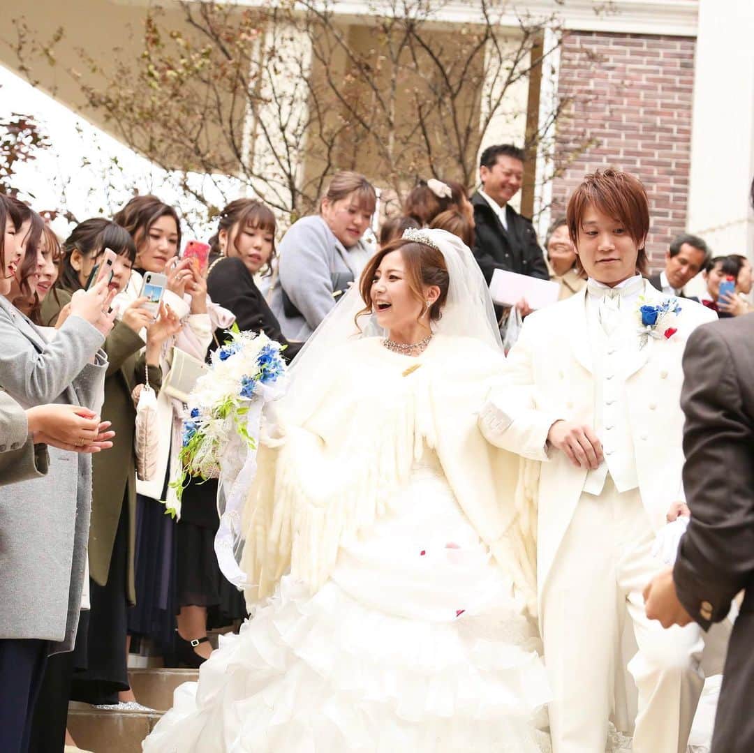 ティアラガーデンズ伊勢崎さんのインスタグラム写真 - (ティアラガーデンズ伊勢崎Instagram)「冬婚の花嫁さんの味方✨ 暖かいケープ☺️💕 * ドレスに似合うふわふわのケープは必須です✨ * #冬婚 #冬婚花嫁 #フラワーシャワー #大階段 #挙式 #ウエディングドレス #ウエディングブーケ #花嫁ヘア #結婚 #結婚式 #ウエディング #wedding  #幸せ花嫁 #卒花嫁 #卒花嫁レポ #ティアラ婚レポ #ティアラガーデンズ伊勢崎 #群馬 #伊勢崎 #結婚式場 #群馬結婚式場#伊勢崎結婚式場#結婚式場探し #ブライダルフェア #結婚式準備 #プレ花嫁#全国のプレ花嫁さんと繋がりたい#群馬花嫁#埼玉花嫁」12月19日 10時15分 - tiara_gardens.isesaki