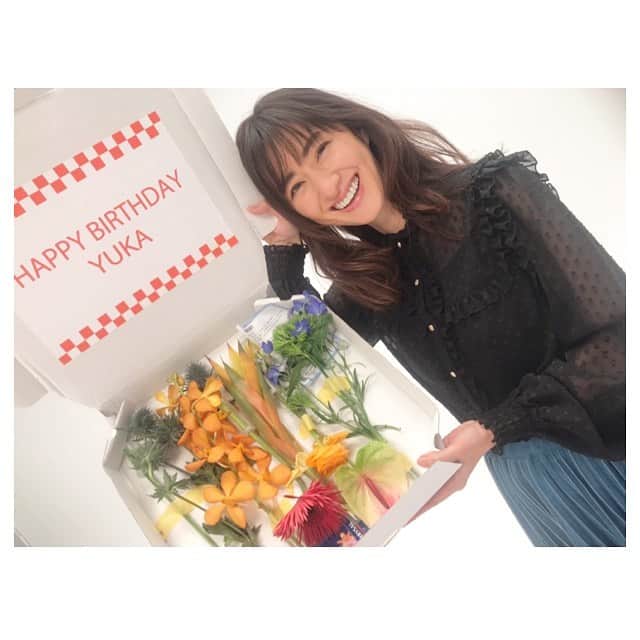 前田ゆかさんのインスタグラム写真 - (前田ゆかInstagram)「嬉しかった日✨✨✨  美ST @be_story_official  @twany_jp トワニー撮影後に サプライズ✨もサプライズでした✨ 誕生日のお祝いをしていただきました。  もう、驚きと興奮と喜びで🤍 ピザの箱に入ってきたフラワーギフトがユニークだったり、 ステキなお祝いに感謝の気持ちが尽きません🙏  忙しい中いろいろと考えて用意してくださったと想像するだけで込み上げてくるものがありました。帰りの車でやっと冷静になってまたウルウル😭  いつも沢山の皆さんに支えられています。楽しく明るく笑いありの撮影をありがとうございます☺️  お祝いもお手紙もありがとうございました🤍 いい歳にします♪  #美ST #twany #カネボウ #birthday  #shooting」12月19日 10時16分 - maeyuka