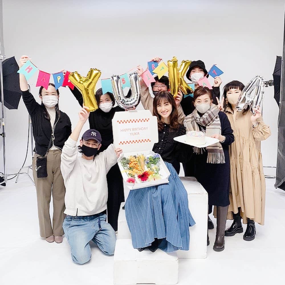 前田ゆかさんのインスタグラム写真 - (前田ゆかInstagram)「嬉しかった日✨✨✨  美ST @be_story_official  @twany_jp トワニー撮影後に サプライズ✨もサプライズでした✨ 誕生日のお祝いをしていただきました。  もう、驚きと興奮と喜びで🤍 ピザの箱に入ってきたフラワーギフトがユニークだったり、 ステキなお祝いに感謝の気持ちが尽きません🙏  忙しい中いろいろと考えて用意してくださったと想像するだけで込み上げてくるものがありました。帰りの車でやっと冷静になってまたウルウル😭  いつも沢山の皆さんに支えられています。楽しく明るく笑いありの撮影をありがとうございます☺️  お祝いもお手紙もありがとうございました🤍 いい歳にします♪  #美ST #twany #カネボウ #birthday  #shooting」12月19日 10時16分 - maeyuka