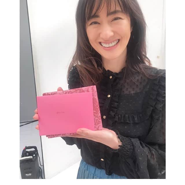 前田ゆかさんのインスタグラム写真 - (前田ゆかInstagram)「嬉しかった日✨✨✨  美ST @be_story_official  @twany_jp トワニー撮影後に サプライズ✨もサプライズでした✨ 誕生日のお祝いをしていただきました。  もう、驚きと興奮と喜びで🤍 ピザの箱に入ってきたフラワーギフトがユニークだったり、 ステキなお祝いに感謝の気持ちが尽きません🙏  忙しい中いろいろと考えて用意してくださったと想像するだけで込み上げてくるものがありました。帰りの車でやっと冷静になってまたウルウル😭  いつも沢山の皆さんに支えられています。楽しく明るく笑いありの撮影をありがとうございます☺️  お祝いもお手紙もありがとうございました🤍 いい歳にします♪  #美ST #twany #カネボウ #birthday  #shooting」12月19日 10時16分 - maeyuka