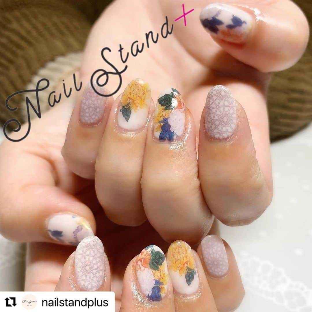 ネイルスタンド　ツメコのインスタグラム：「#Repost @nailstandplus with @make_repost ・・・ こんにちは☺︎！ いよいよ寒くって来ましたね 今週から雪☃️の予報も、、、 皆様体調崩れませんに👏 . 今月の新柄を早速していただきました 和柄でめちゃめちゃ可愛い🥳 かなりおすすめです💁‍♀️ . 年末に向けて、予約も埋まってきました ありがとうございます🙇‍♀️❤️ ご予約まだの方はお早めにご連絡ください🙇‍♀️ . .  #NailStand＋ #nail #ネイルスタンドプラス #彦根 #ネイルサロン彦根 #彦根ネイルサロン #彦根市 #彦根観光地 #プリンターネイル #デザインネイル #ツメコ #tsumeco #nails #冬ネイル #ジェルネイル #ネイルサロン滋賀 #時短ネイル #大人可愛い #スピーディーネイル #米原ネイルサロン #長浜ネイルサロン  #💅 #ツメコネイル #多賀ネイルサロン #ネイルサロン多賀 #子供同伴ok」