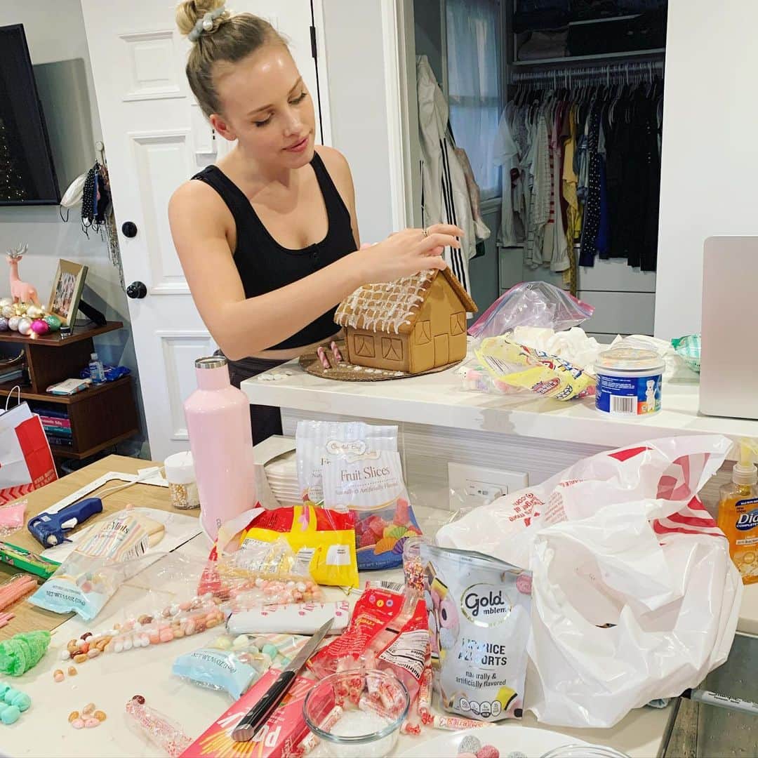 グレイシー・ドジーニーさんのインスタグラム写真 - (グレイシー・ドジーニーInstagram)「just a few extra jelly bellies 😉」12月19日 10時29分 - iamgraciedzienny
