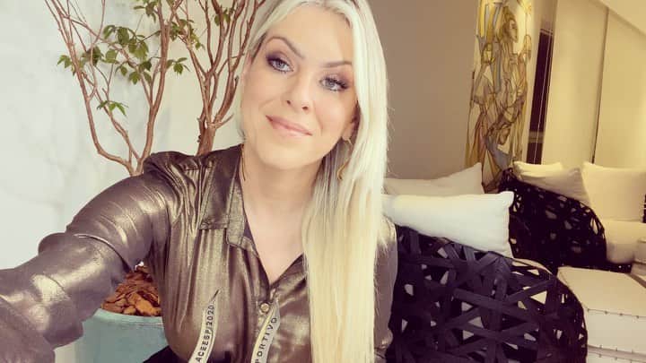 レナータ・ファンのインスタグラム：「Tudo pronto para gravar e agradecer o Troféu ACEESP de Melhor Apresentadora de Tv e olha quem aparece! Vejam que sou “boba” com os que amo! Mais fofura na timeline de vcs, impossível #goldenretriever ❤️😍😂😂😂 #Messi」