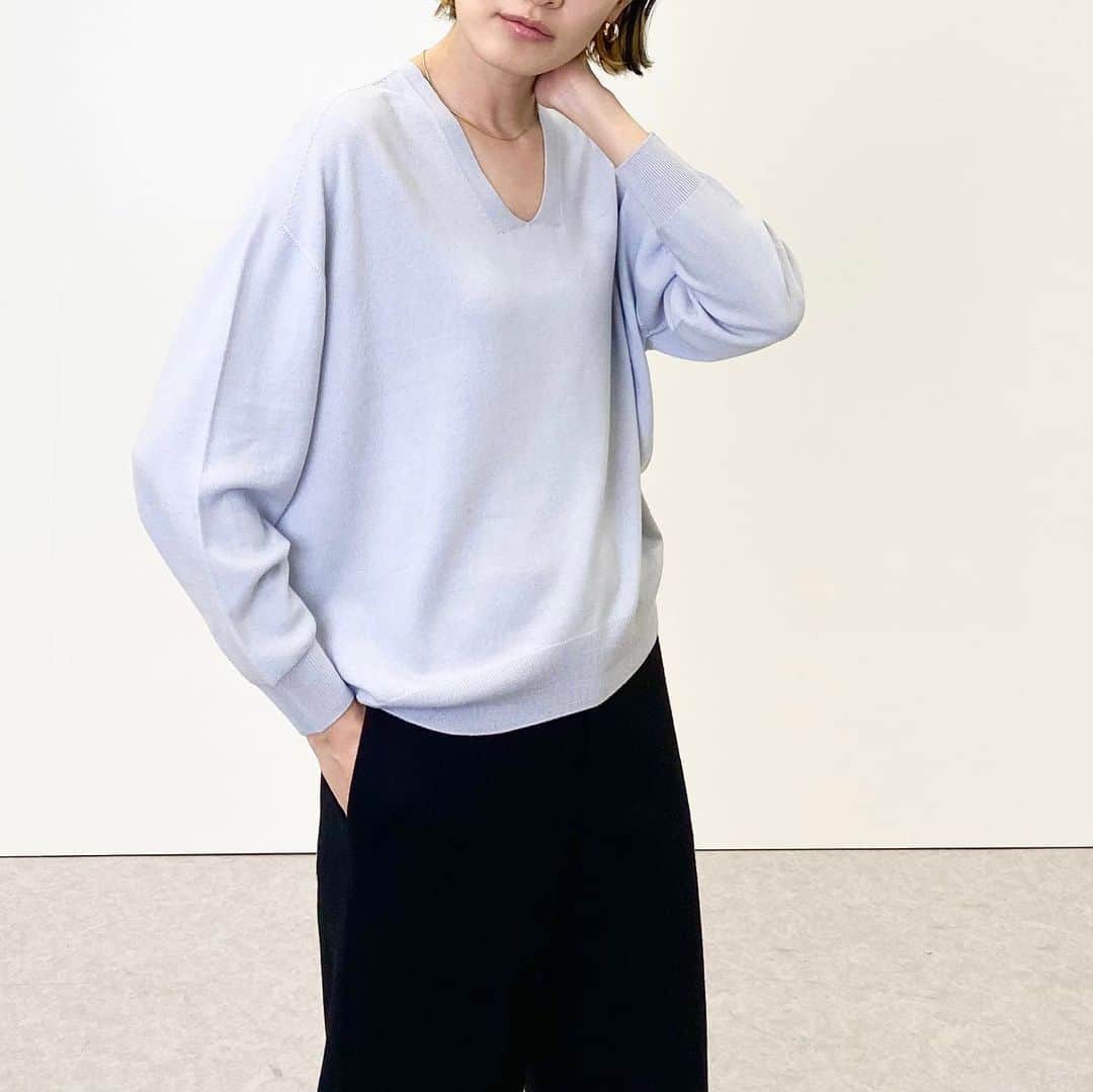 ICB WEB MAGAZINEさんのインスタグラム写真 - (ICB WEB MAGAZINEInstagram)「.﻿ 上品な光沢感のシルクミックス素材で﻿ ソフトでなめらかな風合いを演出してる﻿ シャープなVラインが魅力的なニットアイテム。﻿ ﻿ #icb﻿ #icb_womens ﻿ #icb_2021ss #knitstyle」12月19日 10時26分 - icb_jp