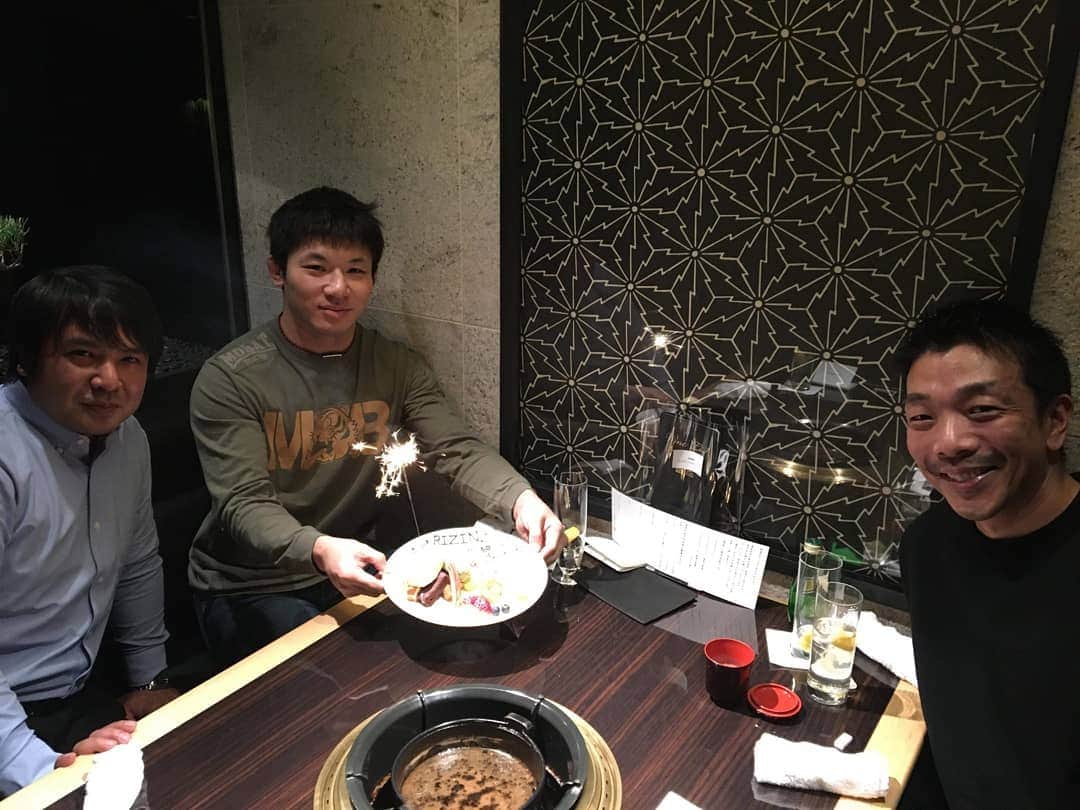 斎藤裕さんのインスタグラム写真 - (斎藤裕Instagram)「この度、新日本エネルギー様にサポートしていただくことになりました。  食べたことのない肉メニューばかりに感動したのと、勝利のお祝いで粋な計らいにまた感動しました。  斉藤社長ありがとうございました！  同席いただいたマネージャーの遠藤さん、ありがとうございました！  #新日本エネルギー #銀座 #肉料理 #感動 #心遣いが素敵 #何から何まで #たくさんの感謝 #コロナと共存 #強く生きる」12月19日 10時37分 - yutakasaito1008