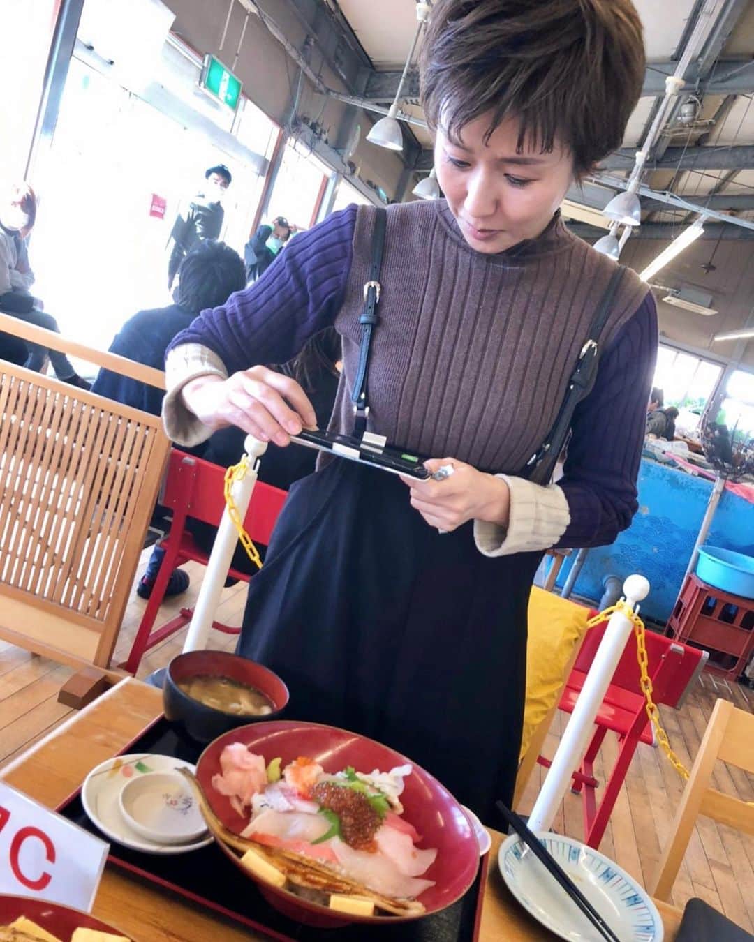 にしおかすみこさんのインスタグラム写真 - (にしおかすみこInstagram)「#お昼ご飯 上手に撮りたくて必死。 美味しくてがっつく私を。 。。おのちゃんが、撮っている。。 #小野真弓　ちゃん😳 一枚は、 私が撮った唯一のおのちゃん。」12月19日 10時31分 - nishioka_sumiko
