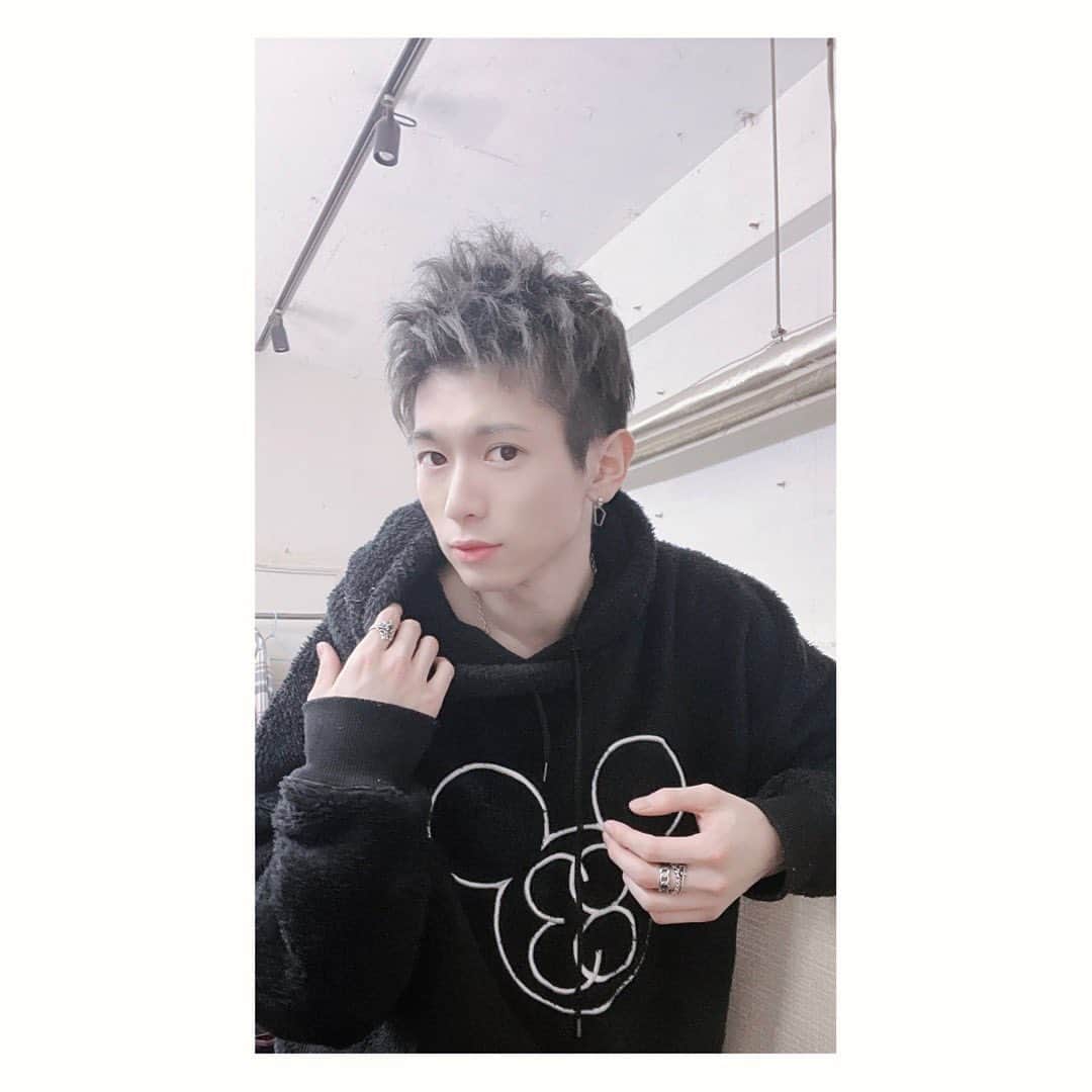 岡田鷹斗さんのインスタグラム写真 - (岡田鷹斗Instagram)「短髪にしてから言われるようになった事。  「頭寒いでしょ？」「なんかお猿さんみたいだね。」 「意外と似合ってるね！」 「うん。いい感じ」 「長い方が好きだな〜」 「男って感じ」  ↑ 結論→僕は今の自分が好きだ。 似合ってるか似合ってないかは僕次第☆ まぁ頭は寒いよ。。  #Photo #写真　#エモ　#モノクロ #ミッキー　#mickey  #短髪　 #イケメン　#ハイトーン」12月19日 10時32分 - okada_takato