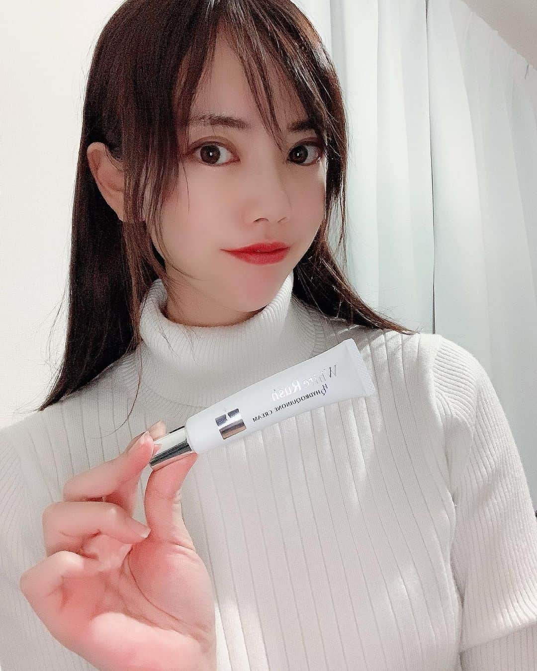 hina2221のインスタグラム：「おはようございます🌞 ゴルフで一年中紫外線あびてるので お家でハイドロキノンクリームで シミケアしてるよん❣️ 美容皮膚科も行きたいけど、お高いので まずは自宅でケア🏠✨ 美肌になりたい💄 . .  #ホワイトラッシュ #WhiteRush #ハイドロキノン #アンドシーム #hpクリーム #美容クリーム #リンゴ幹細胞 #pr @hina22221」