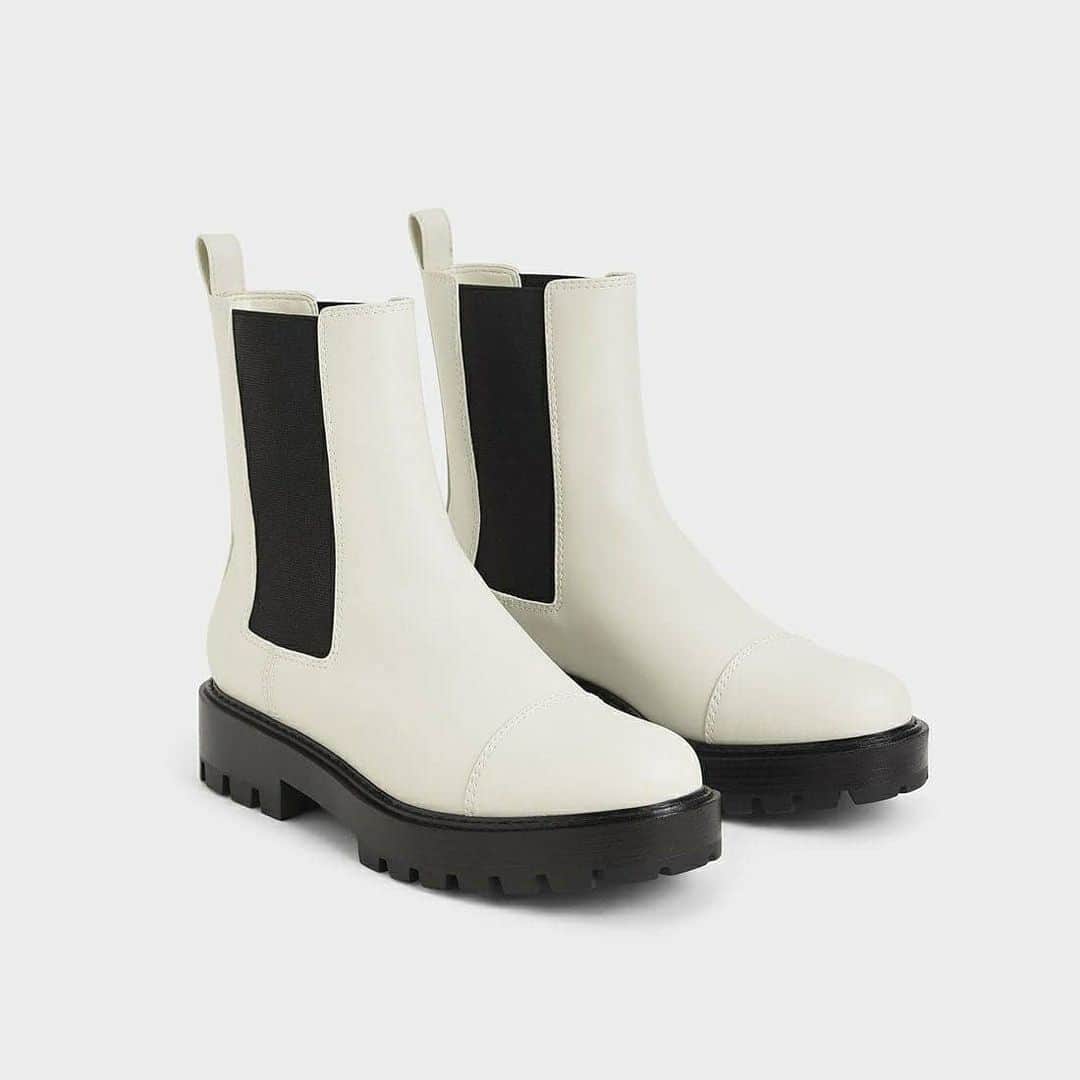 CHARLES & KEITH JAPAN CHARLES & KEITHさんのインスタグラム写真 - (CHARLES & KEITH JAPAN CHARLES & KEITHInstagram)「やや厚めのソールでボリューム感をプラス。⁠ 足元に重点を置いたバランスコーディネートに⁠も活躍。⁠ ⁠ Products featured:⁠ チャンキーソール チェルシーブーツ⁠ ￥8,500+tax⁠ ⁠ #CharlesKeithFW20 ⁠ #チャールズアンドキース」12月19日 10時43分 - charleskeith_jp