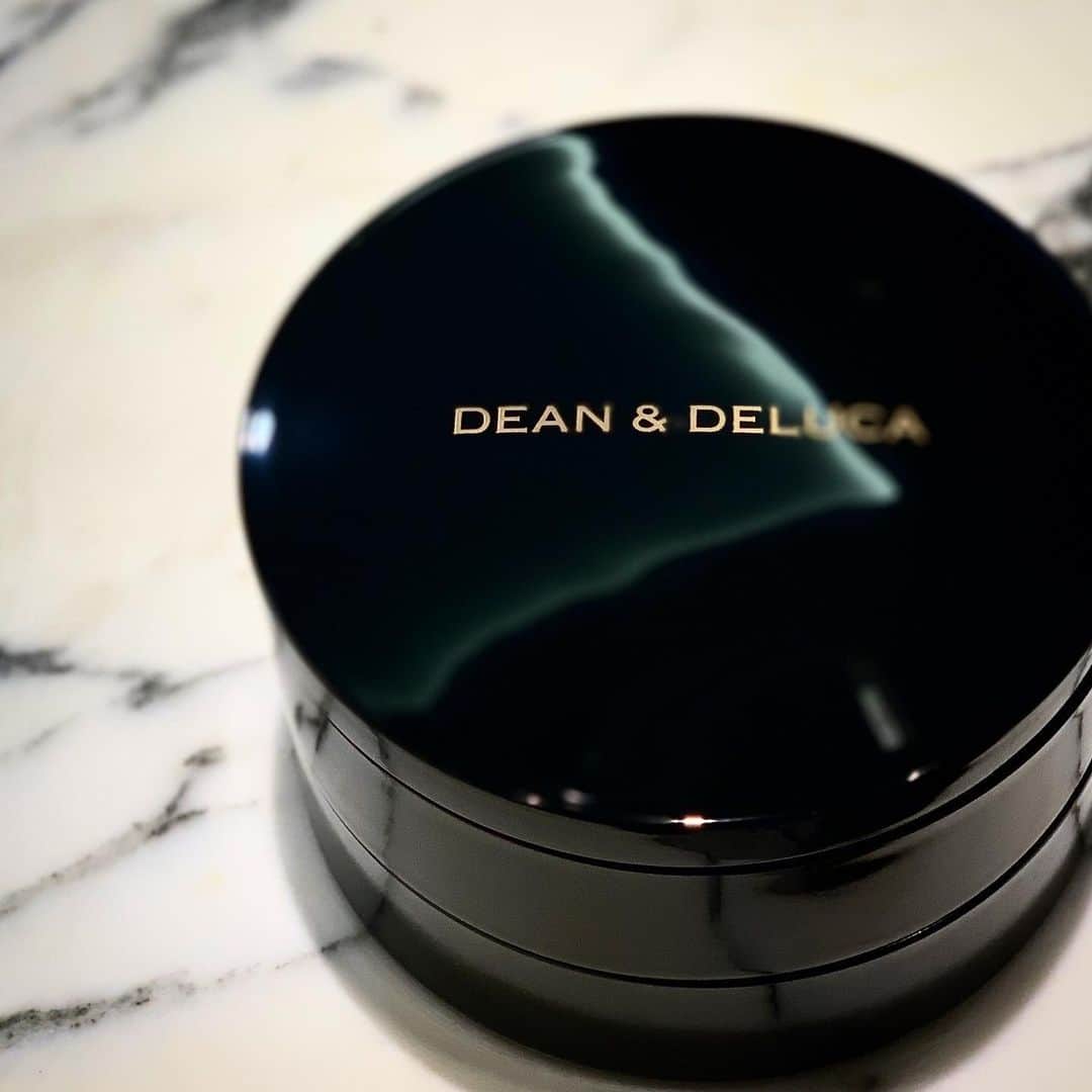 Mart（マート）編集部さんのインスタグラム写真 - (Mart（マート）編集部Instagram)「DEAN & DELUCAの2段重。 店頭で見かけて完全に衝動買いです。今年は丸型でした。黒と朱色があり、今日現在はオンラインでも購入出来るようです。  御節をつくるかはどうかはさておき🙈春になったらコロナが落ち着いていることを願いつつ、ピクニックにヘビロテさせたいなと思っています🍡🍡🌸🍡🍡  #雑誌mart #雑誌マート#中の人 #スタッフおすすめ #編集S #deananddeluca #おせち作り#ひとめぼれ #お取り寄せ #衝動買いシリーズ #シリーズ化」12月19日 10時43分 - mart.magazine