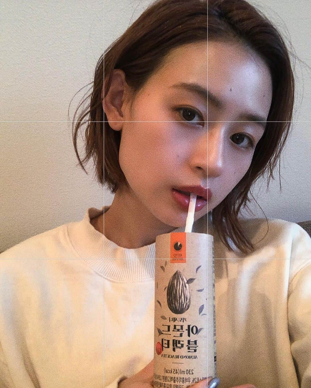 すがあいさんのインスタグラム写真 - (すがあいInstagram)「🥛🖤 韓国で人気のKETO jennie初めて飲んだけど美味しい〜最初はクセ強！って思ったけど飲めば飲むほどハマる🧞‍♀️(多分豆乳苦手やからそう思ったんやとおもう🌚)  普通のラテとか紅茶の方が好きやけど、デカフェやしMCTオイル入ってるし身体のこと考えるとね🤷🏼‍♀️  糖類0でカロリーも低いからダイエット中やけど甘いもの飲みたいって人にぜひ飲んでもらいたい🕊🤍🤍  @ketojennie_japan  #ketojennielife#mctオイル#sponsored#castme#糖質制限おやつ#selfie#韓国#最近の韓国熱#🧚🏼‍♀️🧚🏼‍♀️」12月19日 10時55分 - suga__ai