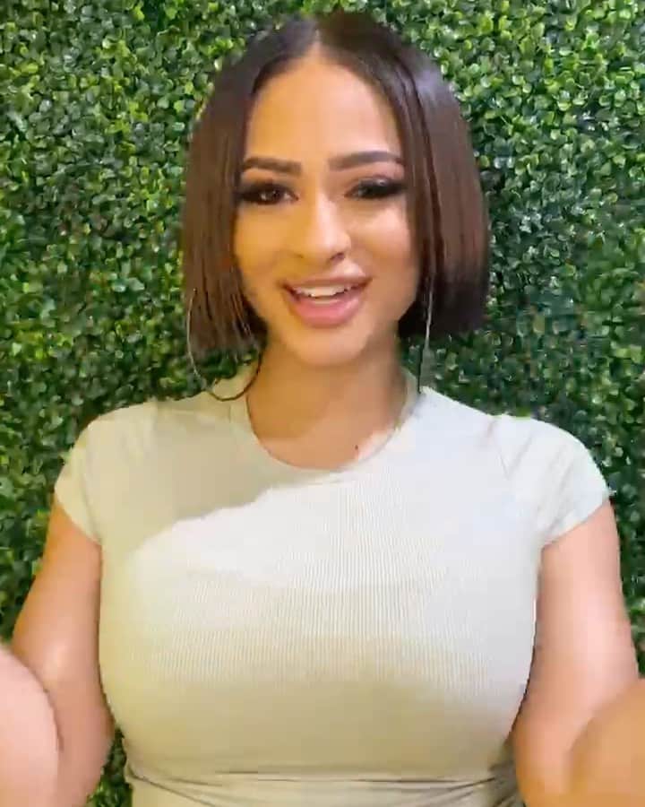 Tori Hughesのインスタグラム：「New Year Mommy Love 💕  Here’s how to enter  •RECORD A 30-60 SECOND VIDEO SHARING HOW THE PANDEMIC HAS EFFECTED YOU AS A MOMMY OR NOMINATE A GOOD MOMMY WHO YOU FEEL NEEDS A LITTLE SOMETHING TO LIFT HER SPIRITS •POST YOUR VIDEO ON YOUR INSTAGRAM PAGE, FOLLOW & TAG #ToriBRIXX, @ARTISTRYWORLD, @DRHOLLYCARTER & #MOMMYBRIXXGIVEAWAY IN THE CAPTION •YOUR ACCOUNT MUST BE PUBLIC •YOU MUST HAVE A MAILING ADDRESS IN THE UNITED STATES  My team and I will be viewing each and every video and I will hand select 5 lucky moms to receive a box. The deadline to enter is Sunday, December 27th at 11:59pm PST.   All winners will be announced on January 4th! Good luck to everyone entering, and Happy Holidays from my family to yours.😘 #MommyBrixxGiveaway」