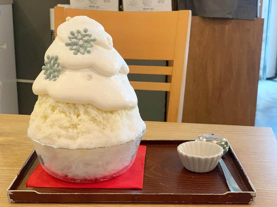原田麻子さんのインスタグラム写真 - (原田麻子Instagram)「ブルーツリー 小さめ  カマンベールチーズのエスプーマにりんご、ナッツ、アクセントにつる瀬さんのあんこも入ってる うめえ  スピルリナで色づけした雪の結晶のチョコ可愛い こちらはいつも飾りが可愛い。  #かき氷#かき氷🍧#おやつ#ごはん#sweets#shaveice」12月19日 10時58分 - achakoko