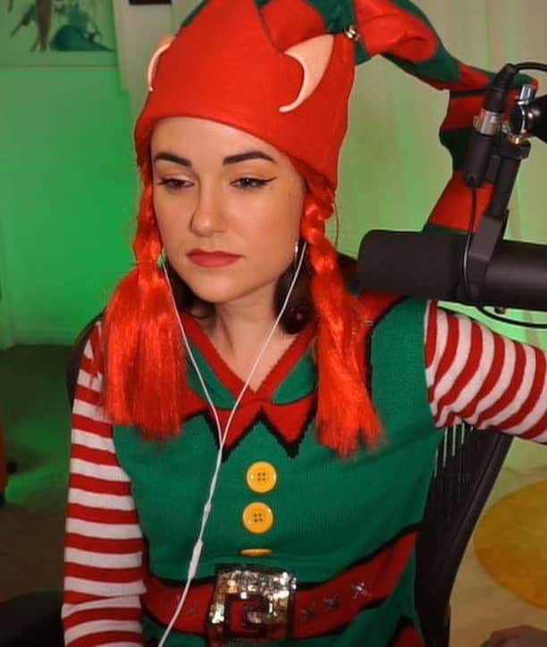 サーシャ・グレイのインスタグラム：「Come hang out with your favorite uncle... Over on the Twitch dot tv」