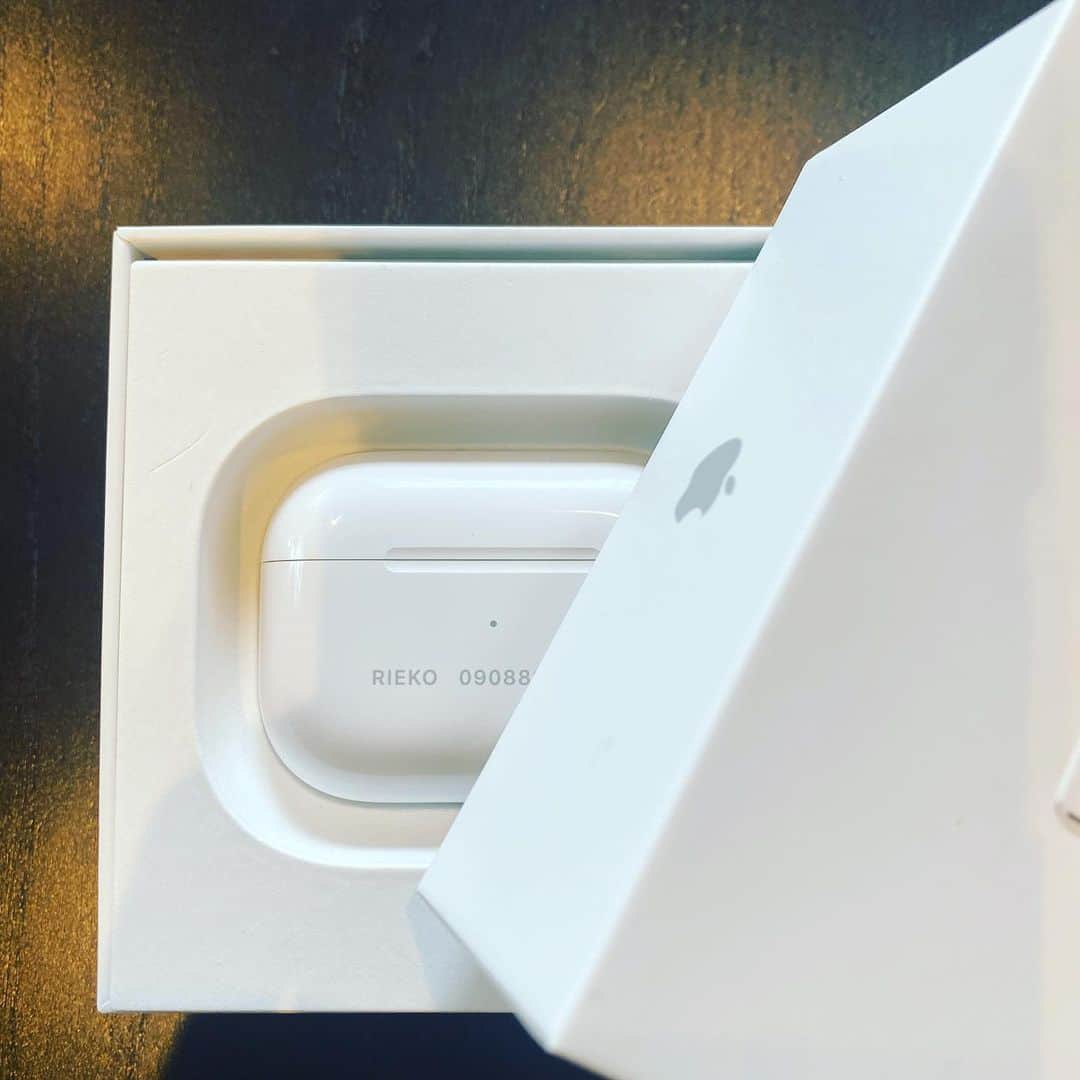 西口理恵子さんのインスタグラム写真 - (西口理恵子Instagram)「. 愛用していたイヤホンが壊れてしまったので、 新しいものに買い替え。 #AirPods . . Apple Storeで、無料の刻印入りにしました。 名前と携帯番号。 いつも自分でラベリングしているので、このサービスが便利ですね！ これで無くし物なしです😍」12月19日 11時01分 - rieko_nishiguchi
