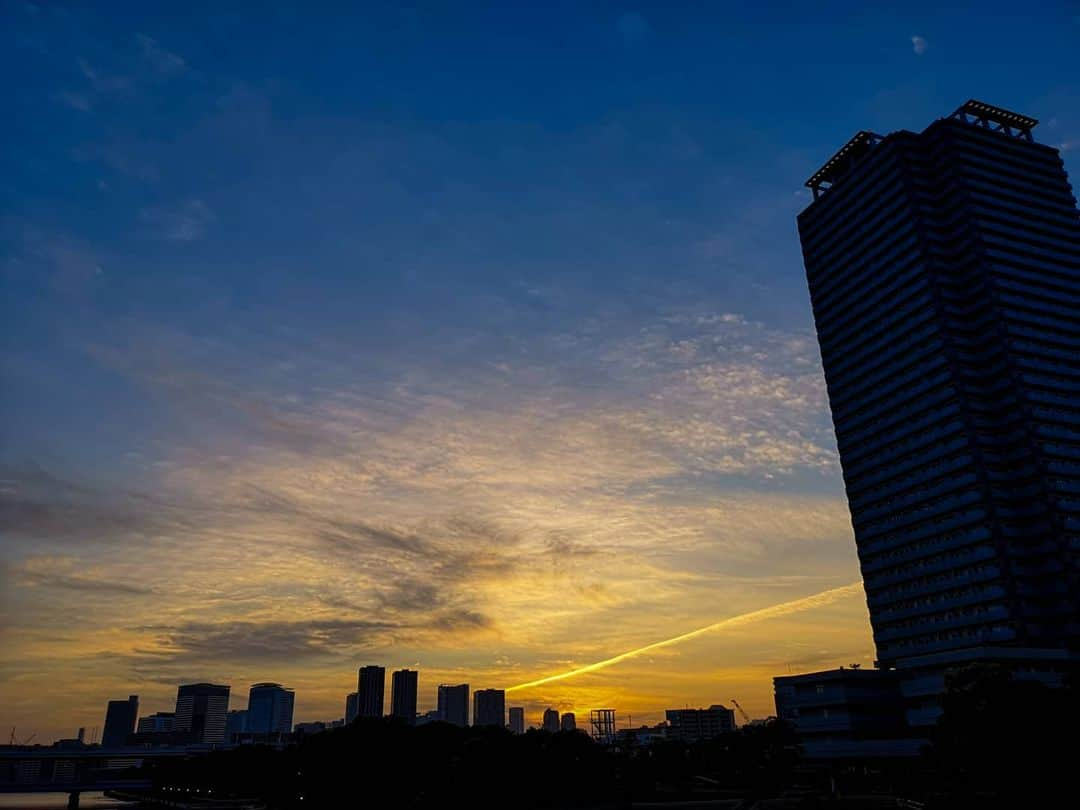 佐々野愛美のインスタグラム：「. . 夜と夕方が一緒になってて ひこうき雲も綺麗で やっぱり空っていいな。 . . #photo #photography #カメラ好きな人と繋がりたい #被写体さんと繋がりたい #空 #撮影 #一眼レフ #カメラ女子  #ささみカメラ」