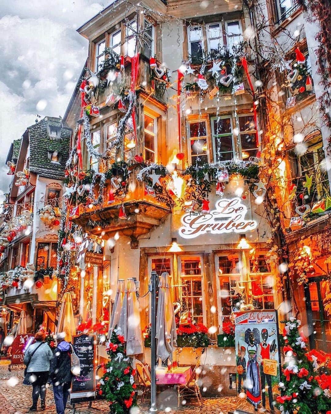 BEAUTIFUL DESTINATIONSさんのインスタグラム写真 - (BEAUTIFUL DESTINATIONSInstagram)「That December dazzle! 🤩 Strasbourg is a must-visit during the Christmas season, with its fairy-like lights, delicious aromas, and warm atmosphere. ❤️  The traditional Strasbourg Christmas Market will not take place this year, but the city will remain illuminated, as it should be. It isn't called the "Capital of Christmas" for nothing! ✨  Have you been here? What’s your favorite city during Christmas time? 🎄   📸 @takemyhearteverywhere 📍 Strasbourg, France」12月19日 11時03分 - beautifuldestinations