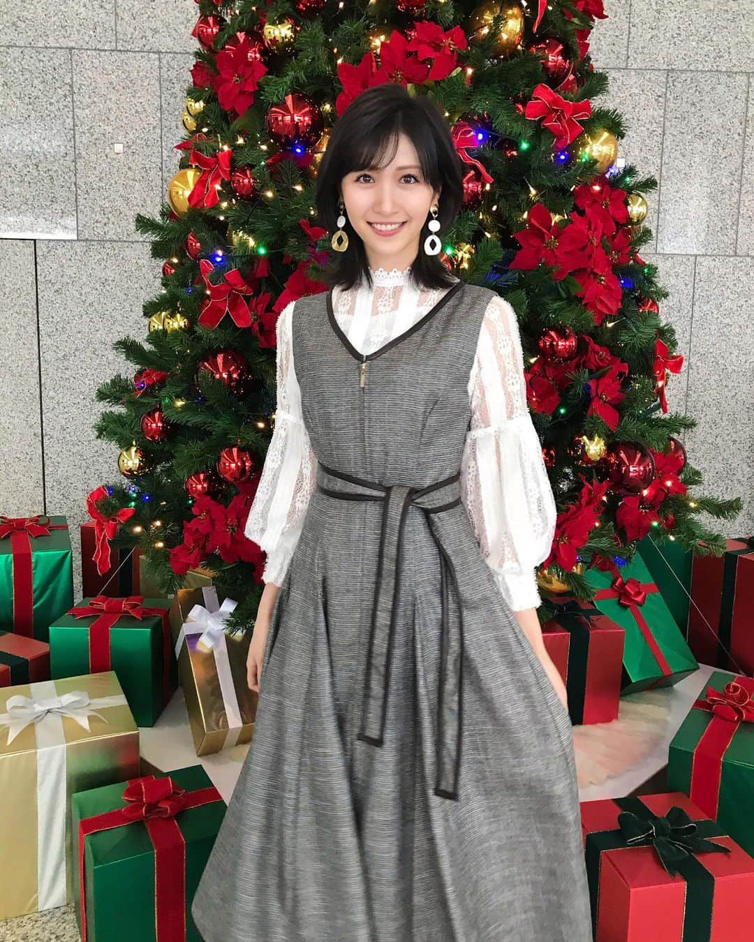 横山ルリカさんのインスタグラム写真 - (横山ルリカInstagram)「. 🎄❣️🎄❣️🎄❣️🎄❣️🎄❣️ . #ブラウス #wildlily @wildlily_daikanyama  . #ジャンパースカート #randa @randa_pic  . #BSスーパーKEIBA 👗 #🎄🎄🎄  #🎁🎁🎁  . 本日20:00〜【競馬予想TV!】🏇 朝日杯FSの予想バトルをお楽しみに🔥 #競馬予想TV #朝日杯FS . そして明日12/20（日）15:00〜 関西テレビ【競馬BEAT】に出演させていただきます👑 ぜひ、ご覧ください🌈 #競馬BEAT」12月19日 11時05分 - rurika_yokoyama_official