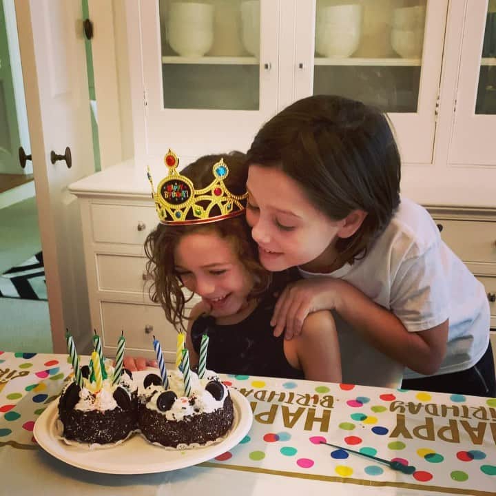 レイチェル・ゾーのインスタグラム：「Even if it’s homeschool and the only classmate is your brother we tried to make an early birthday last day of school day feel special 👑 🎂 ..#kaius almost #7 😭😭 XoRZ」