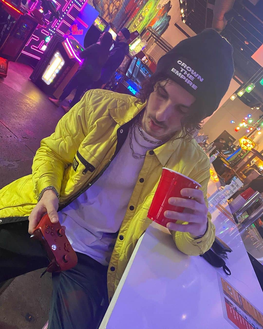 ブランドン・フーバーのインスタグラム：「I rep my own bands merch please don’t judge me ya’ll 😓」
