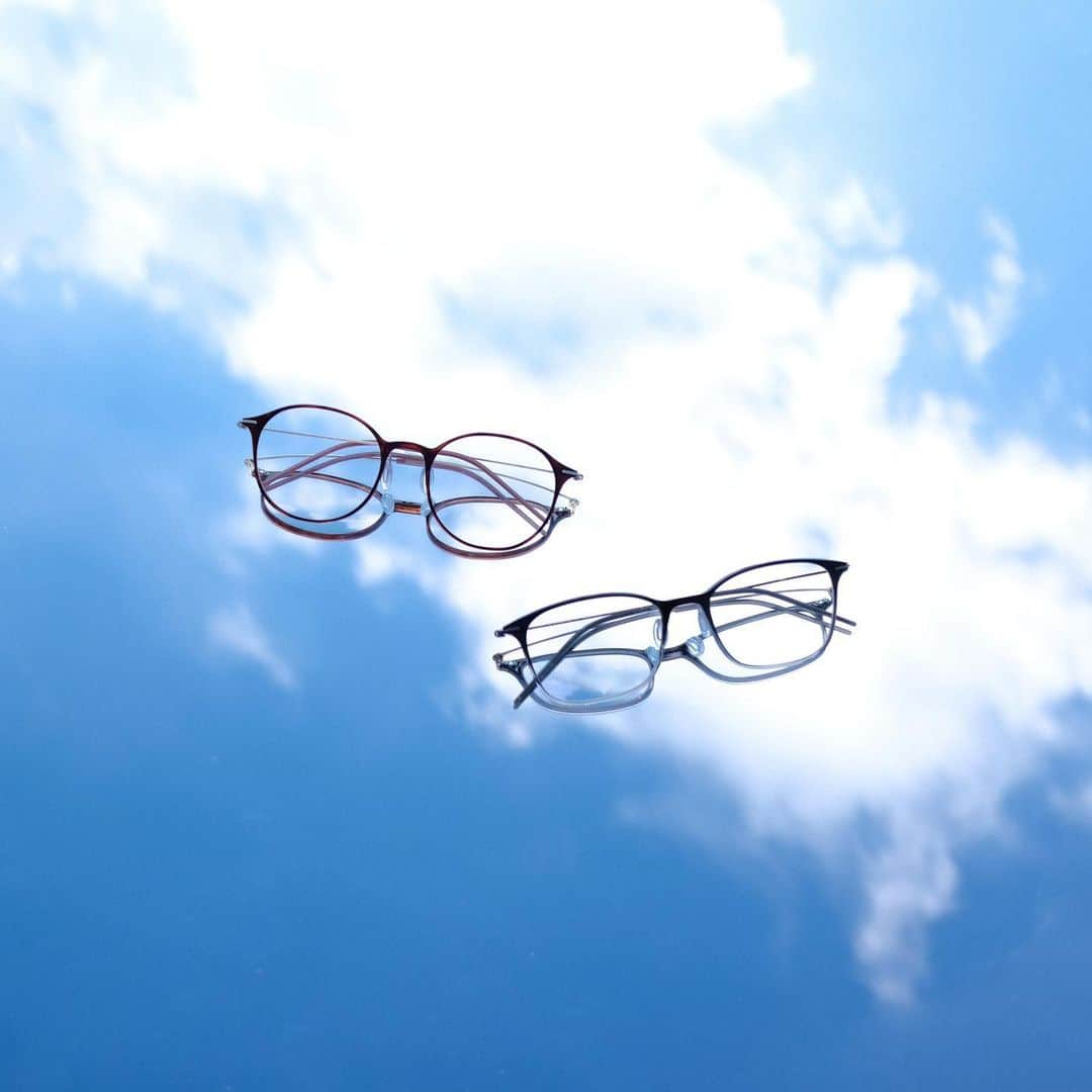 JINSさんのインスタグラム写真 - (JINSInstagram)「Minimally light and stylish ☁️  Walk on air with our new Ultra Light Airframe collection. Perfect for those who want all-day comfort as they're made with flexible, light plastic material on the front of the frame, weighing only 5 grams.  Try them on virtually at jins.life/ultra-light-airframe」12月19日 11時11分 - jins.usa