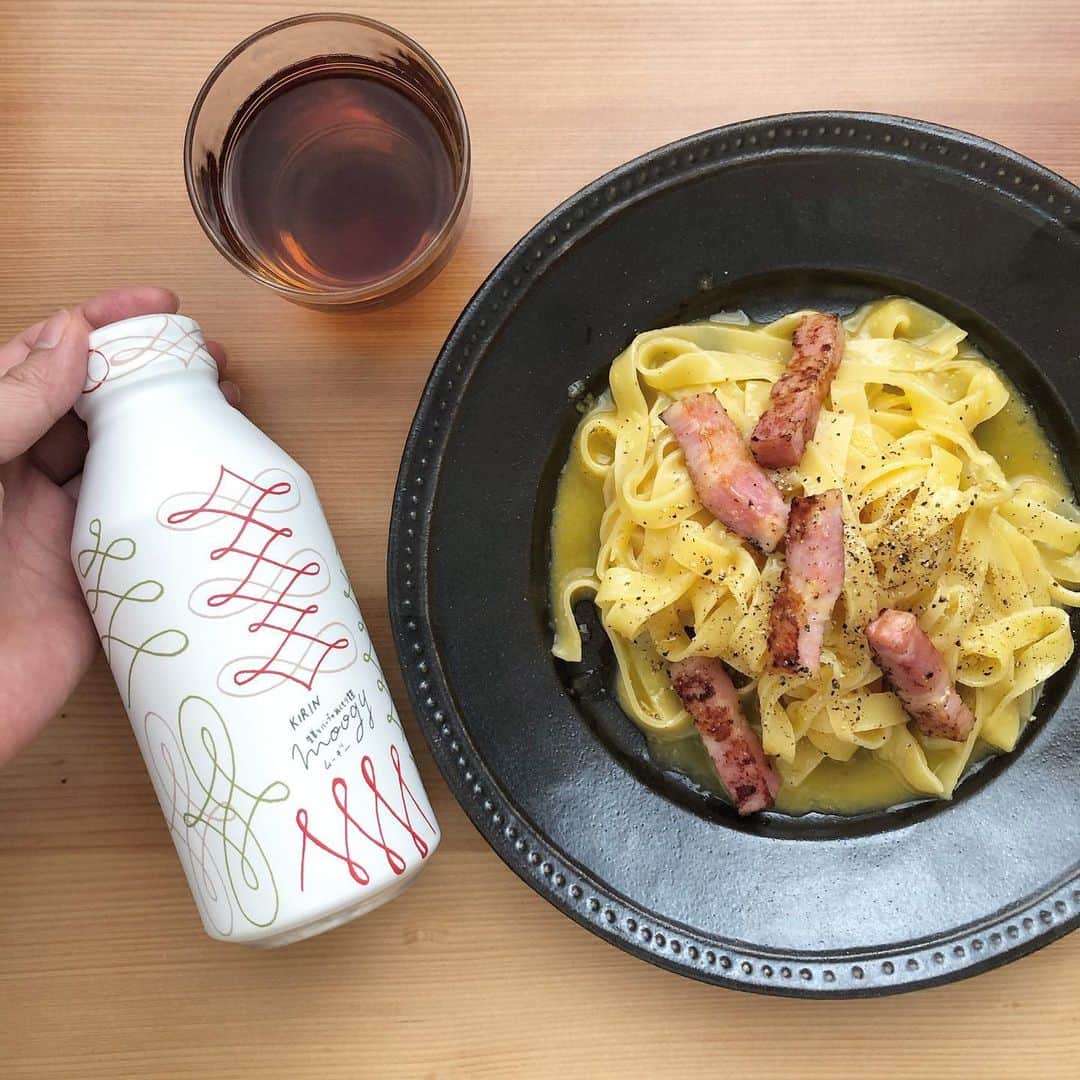 KIRIN moogyさんのインスタグラム写真 - (KIRIN moogyInstagram)「* 「うつわ」を集めるのがすきです 洋服に合わせて靴を選ぶように、料理に合わせていろんなお皿をコーディネートしてみると 新たな発見があって、とても面白いんです😊 今年の#益子陶器市 はオンライン開催に！半月ほど前に購入したものが、ついに到着… * リアルで参加したことは何度もあるのですが、 作家さんと話しながら、器に触れながらお皿を選ぶのはとってもワクワク！ 気候がちょうどいい時期に１日がかりで町中を歩き回って、観光がてら楽しめるイベント🍁 * 残念ながら今年はそれが叶いませんでしたが、 実は重い器たちを割れないように気を遣いながら持ち歩くのって結構疲れるんですよねえ😳 オンラインだと、重さを気にせず買える！なんて素晴らしいの！！ そして、なんといっても届くまでのドキドキがとまりません どんな重さかな、手触り感かな、と思って購入しましたが、 予想どおりのもの、予想と違ったけど愛せそう(笑)なものまでさまざま✨ * みなさんは好きなうつわや、うつわじゃなくても愛してやまないモノ、ありますか？？ * （えん） #moogynews #moogy #ムーギー #旅 #travel #journey #gift #ギフト #プチギフト #暮らし #lifestyle #design #spring #衣替え #秋 #四季 #ノンカフェイン #tea #麦茶 #mugicha #kirinbeverage  #キリンビバレッジ #おうち時間 #すごもりライフ #pottery #陶器 #うつわ好き」12月19日 11時20分 - moogy_official