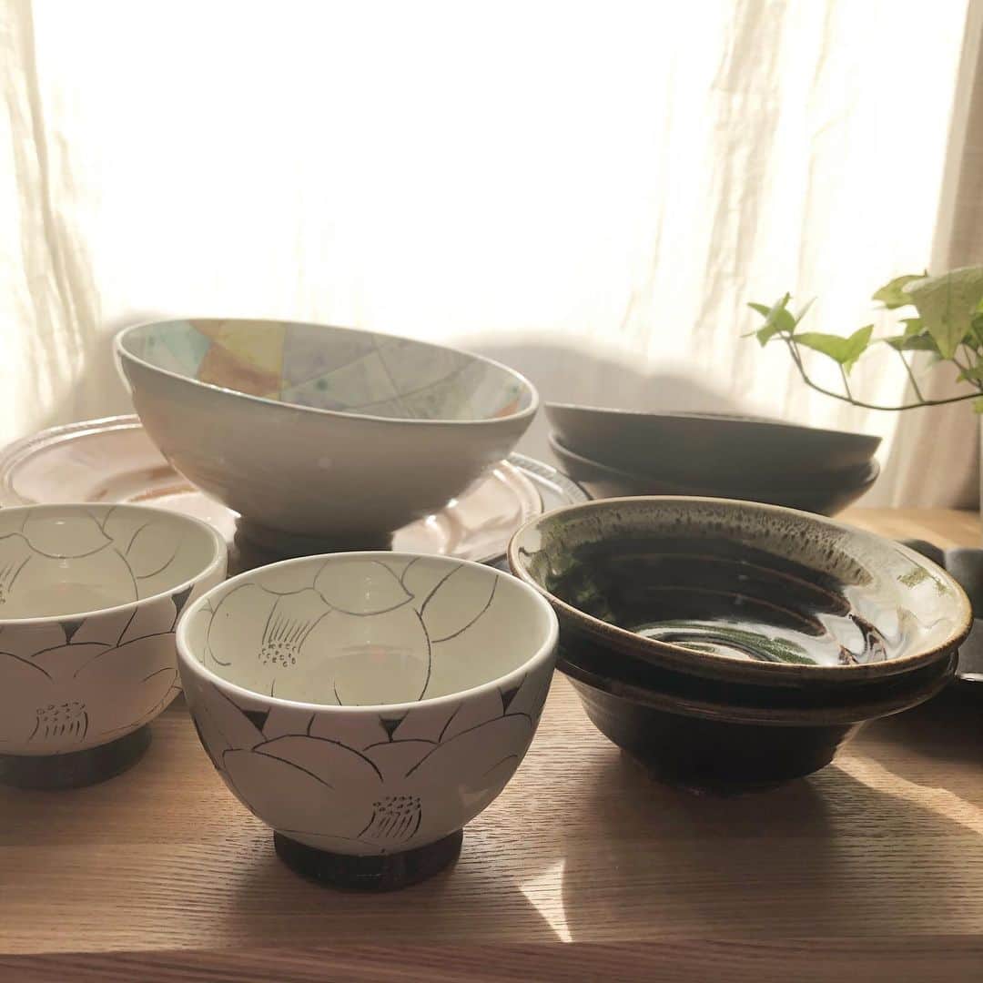 KIRIN moogyさんのインスタグラム写真 - (KIRIN moogyInstagram)「* 「うつわ」を集めるのがすきです 洋服に合わせて靴を選ぶように、料理に合わせていろんなお皿をコーディネートしてみると 新たな発見があって、とても面白いんです😊 今年の#益子陶器市 はオンライン開催に！半月ほど前に購入したものが、ついに到着… * リアルで参加したことは何度もあるのですが、 作家さんと話しながら、器に触れながらお皿を選ぶのはとってもワクワク！ 気候がちょうどいい時期に１日がかりで町中を歩き回って、観光がてら楽しめるイベント🍁 * 残念ながら今年はそれが叶いませんでしたが、 実は重い器たちを割れないように気を遣いながら持ち歩くのって結構疲れるんですよねえ😳 オンラインだと、重さを気にせず買える！なんて素晴らしいの！！ そして、なんといっても届くまでのドキドキがとまりません どんな重さかな、手触り感かな、と思って購入しましたが、 予想どおりのもの、予想と違ったけど愛せそう(笑)なものまでさまざま✨ * みなさんは好きなうつわや、うつわじゃなくても愛してやまないモノ、ありますか？？ * （えん） #moogynews #moogy #ムーギー #旅 #travel #journey #gift #ギフト #プチギフト #暮らし #lifestyle #design #spring #衣替え #秋 #四季 #ノンカフェイン #tea #麦茶 #mugicha #kirinbeverage  #キリンビバレッジ #おうち時間 #すごもりライフ #pottery #陶器 #うつわ好き」12月19日 11時20分 - moogy_official