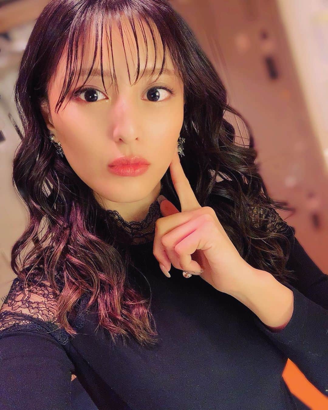 のインスタグラム：「. . 昨日も楽しくてHAPPY🍾♥️ 1週間お疲れ様でした！ 今週めちゃくちゃ忙しかったかなり飲んだ気がする🥂 コロナ明けから基本的に フル出勤させていただいてます🍾 祇園の頃からは考えられん！休みたがりの楓が😂 ほんま働きやすいし楽しいしお姉さんもお客様も良くて ほんまにコート最高です🥲✨ 思い切って大阪に出てきて本当に良かった！ コロナ対策で10組限定営業の間、 呼ばれる限りはできるだけ毎日出勤しようと思います🥂 . 北新地はぶっちゃけガラガラ！ 土日かな？って思うくらい😂🌀 でもありがたい事にクラブザコートは お客様いらしてくださってます。 コロナ対策は北新地のどこよりも徹底して やっているので6月のコロナ明けから グループ全店一人もコロナ感染者出ていません。 本当にありがたいです。 . 今までの当たり前のことが当たり前じゃなくなって、 お客様にもお店にも社長にもお姉さんにもお給料にも🙏 本当に感謝でいっぱいです。 通常営業になったらもっと頑張って 社長にお店にお客様にお姉さんに恩返ししたいです。 . 皆様お身体に気を付けて今年もあと少し 頑張りましょうね🍀 これからもよろしくお願いします☺✨ . . . . ##### #北新地#祇園#ホステス#キャバ嬢#クラブ#クラブザコート#韓国女優になりたい#キムジウォンになりたい#田中みな実になりたい#ノーカラコン#ナチュラルメイク######」