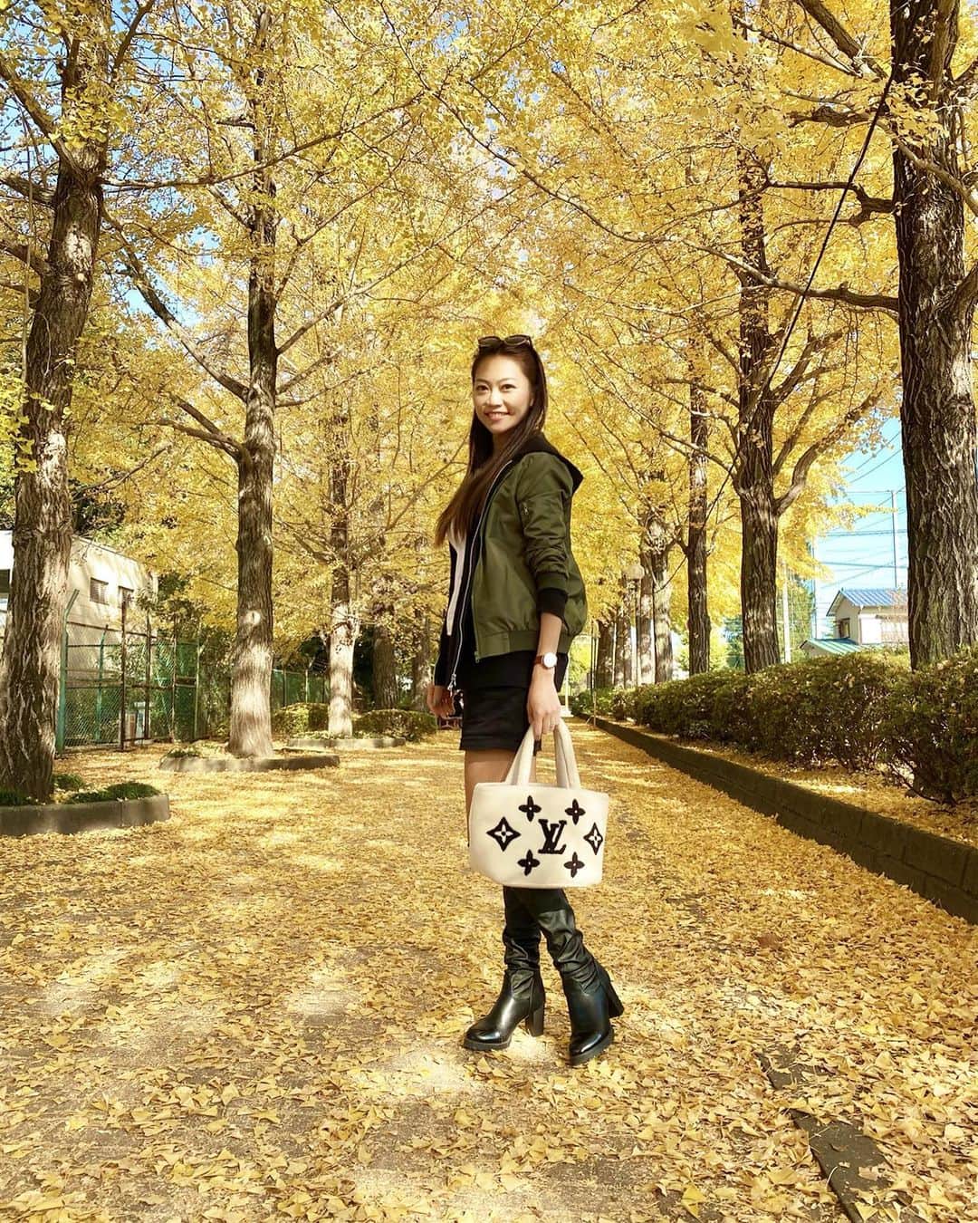 SAORIのインスタグラム：「🧡💛🧡 秋が終わると あっという間に冬☃ Have a nice weekend 💛 さおりは今日も仕事です💻泣 ✾ #東京 #tokyo #港区 #高身長女子 #model #モデル #influencer #インフルエンサー #instagramer #インスタグラマー #ambassador #アンバサダー #フリーモデル #ポートレートモデル #カメラマンさんと繋がりたい #ポトレ #ポトレのセカイ #ビジョラダ #美女jp #ビジョフォ #ビジョナビ」