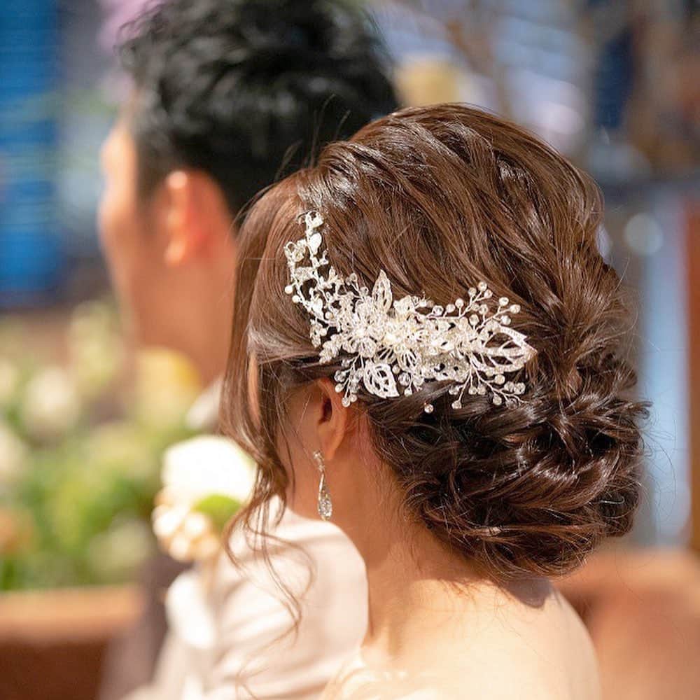 東京タワーの麓の結婚式さんのインスタグラム写真 - (東京タワーの麓の結婚式Instagram)「🗼 ドレスやヘアスタイルに合わせて コーディネートできるヘッドパーツ🌹 ビジューやパール、ビーズで出来た アイテムも多いですね💠✨  1枚目▶お花とリーフ🌸 クリアビーズとパールで出来た お花やリーフがアクセントとなり 上品な輝きが柔らかい印象💍  2枚目▶星のモチーフ⭐️ ナチュラルな雰囲気を残しつつ キラキラしたビジューの輝きが ヘアスタイル全体を華やかさをプラス✨  3枚目▶パールの小枝🌱 大きさの異なるパールが ヘアスタイル全体に広がり 美しさと優しく上品な印象に🕊  ヘッドパーツのデザインは増えてますが お好みの雰囲気を選ぶと 自分だけのコーディネートが楽しめるので 考えるのも楽しみのひとつになりますね🤗💕  詳細は(@theplaceoftokyo )まで♡  #theplaceoftokyo #プレイスオブトウキョウ #プレイスオブトーキョー #プレイスオブ東京 #ザプレイスオブトーキョー #ザプレイスオブ東京 #ザプレイスオブトーキョー #ゲストハウス婚 #令和2年婚 #東京タワー #東京タワーが好き #tokyotower #tokyowedding #東京タワーが見える #2020婚 #2020wedding #2021wedding  #2020冬婚 #2021春婚 #結婚式準備 #結婚式  #ちーむ2020 #ちーむ2021 #東京花嫁 #プレ花嫁準備 #ぷれ花嫁 #プレ花嫁 #ヘッドパーツ #ブライタルアクセサリー #ヘアメイク」12月19日 11時19分 - theplaceoftokyo