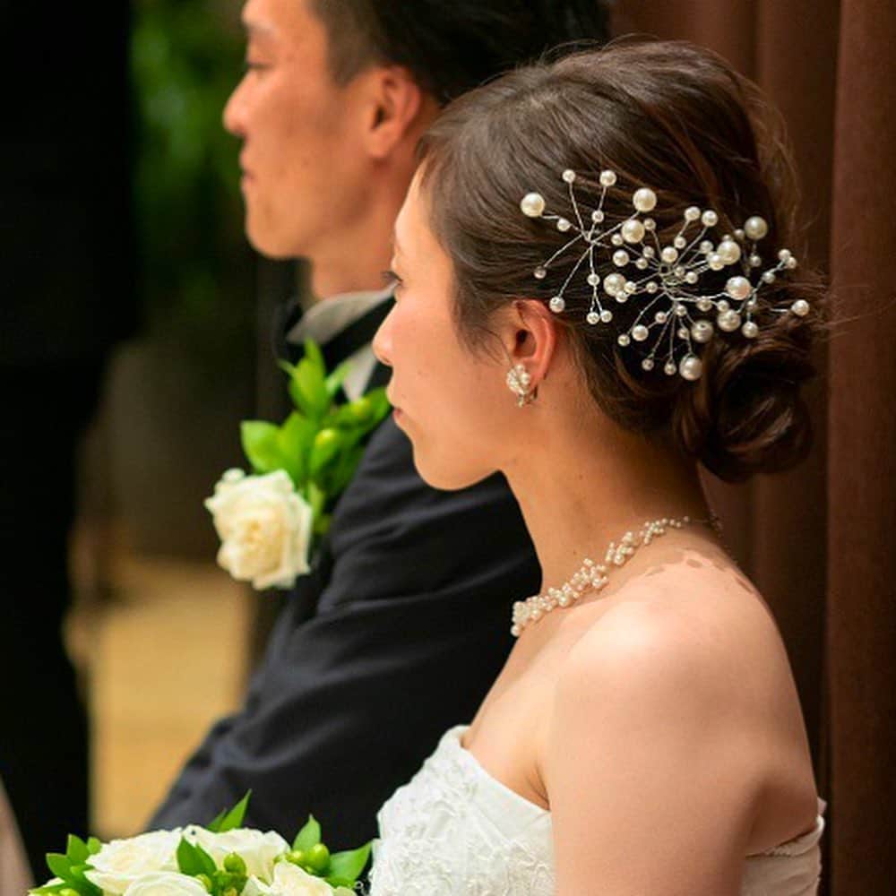 東京タワーの麓の結婚式さんのインスタグラム写真 - (東京タワーの麓の結婚式Instagram)「🗼 ドレスやヘアスタイルに合わせて コーディネートできるヘッドパーツ🌹 ビジューやパール、ビーズで出来た アイテムも多いですね💠✨  1枚目▶お花とリーフ🌸 クリアビーズとパールで出来た お花やリーフがアクセントとなり 上品な輝きが柔らかい印象💍  2枚目▶星のモチーフ⭐️ ナチュラルな雰囲気を残しつつ キラキラしたビジューの輝きが ヘアスタイル全体を華やかさをプラス✨  3枚目▶パールの小枝🌱 大きさの異なるパールが ヘアスタイル全体に広がり 美しさと優しく上品な印象に🕊  ヘッドパーツのデザインは増えてますが お好みの雰囲気を選ぶと 自分だけのコーディネートが楽しめるので 考えるのも楽しみのひとつになりますね🤗💕  詳細は(@theplaceoftokyo )まで♡  #theplaceoftokyo #プレイスオブトウキョウ #プレイスオブトーキョー #プレイスオブ東京 #ザプレイスオブトーキョー #ザプレイスオブ東京 #ザプレイスオブトーキョー #ゲストハウス婚 #令和2年婚 #東京タワー #東京タワーが好き #tokyotower #tokyowedding #東京タワーが見える #2020婚 #2020wedding #2021wedding  #2020冬婚 #2021春婚 #結婚式準備 #結婚式  #ちーむ2020 #ちーむ2021 #東京花嫁 #プレ花嫁準備 #ぷれ花嫁 #プレ花嫁 #ヘッドパーツ #ブライタルアクセサリー #ヘアメイク」12月19日 11時19分 - theplaceoftokyo