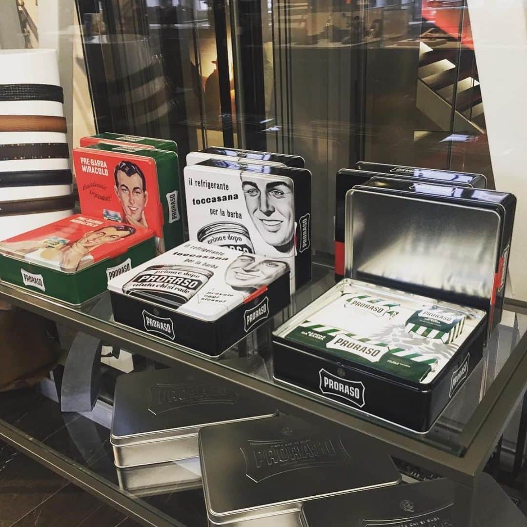 Proraso Japanのインスタグラム：「Christmas is coming soon🎄 こだわり男子のあの人へのクリスマスギフトに、Prorasoヴィンテージセレクションボックスはいかがですか？  インテリアとしても楽しめるパッケージデザインも大人気！  #proraso #prorasousa #prorasofirenze #シェービングクリーム #シェービング #ProShave #Italian #ItalianShave #イタリア製 #バーバースタイル #バーバーショップ #髭脱毛 #メンズスタイル #シェービングフォーム #Barber #メンズヘアスタイル #ヒゲ男子 #ヒゲ #BarberShop #ヒゲ脱毛 #メンズヘア #シェービングエステ #おしゃれさんと繋がりたい」