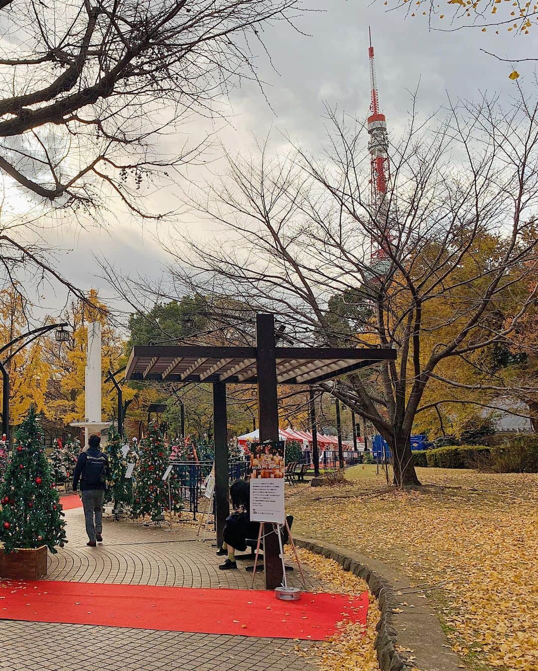日下裕江さんのインスタグラム写真 - (日下裕江Instagram)「芝公園の クリスマスガーデン🎄🎅  東京タワーを目の前に 100本以上のクリスマスツリーが並べられてとっても綺麗だった✨  屋外だけど、 ビニールテントや電気ストーブがあるし、 なんと言ってもクリスマスマーケットの醍醐味『Glühwein🍷』(ホットワイン)があるこら身体も心も温まる💓  ドイツのクリスマスマルクトがフラッシュバック🇩🇪 またドイツのクリスマス行きたい✨ そこでずっとホットワインやビール飲んでたい🍷🍺 あと、街角の小窓から出て来る 漢方みたいな、薬草みたいな、イエガーマイスターみたいな味のする 『ウンダーベルク』かな？ それをグビっと飲んで夜の街へ出かけるヤツやりたい！笑  カッと身体が温まるんだよね🔥笑 寒い国あるある？  芝公園のクリスマスガーデンは 食べログ3.5以上の人気飲食店最大18店舗が集結‼︎  ソーセージやチキンがホットワインに合うから、しゃ〜わせ〜な気分になりました🤤💓  フランス本場のチーズケーキも 甘さ控えめで美味しかった🧀✨  ロルはサンタクロースに変身🎅 赤い絨毯を颯爽と歩いてました🐩✨  クリスマスマーケットには可愛いキャンドルやリースや雑貨、アクセサリーが売られてて、見てるだけでも幸せ気分になるよね💕  25日まで開催してるみたいだからみんなも行ってみてね☝️✨  #クリスマスガーデンin芝公園 #クリスマスガーデン #クリスマスガーデン2020 #クリスマスマーケット #クリスマスマルクト #ホットワイン #グリューワイン #glühwein #gluhwein #glüh #tokyo #japan #christmas #xmas #christmasmarket」12月19日 11時29分 - hiroe___h