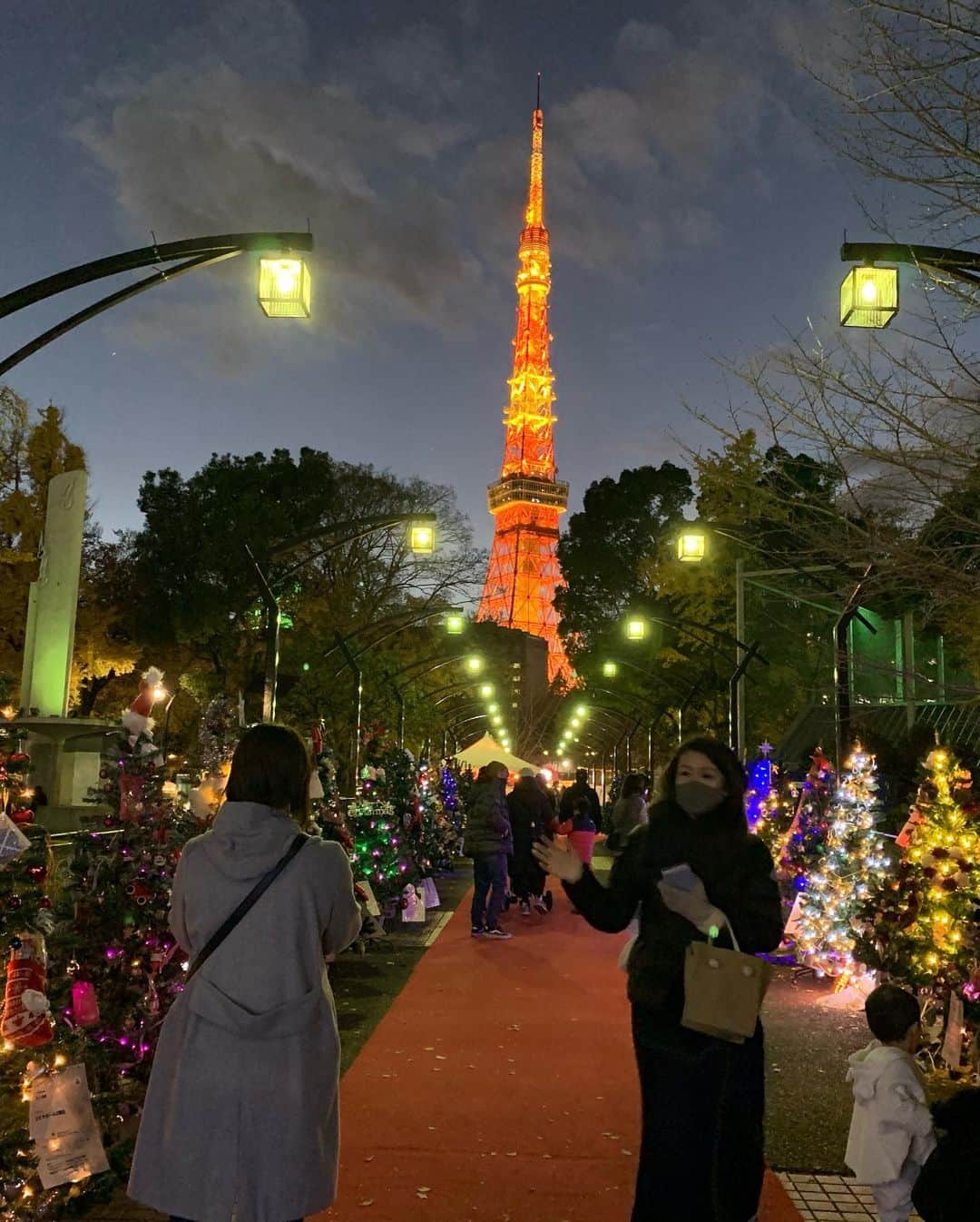日下裕江さんのインスタグラム写真 - (日下裕江Instagram)「芝公園の クリスマスガーデン🎄🎅  東京タワーを目の前に 100本以上のクリスマスツリーが並べられてとっても綺麗だった✨  屋外だけど、 ビニールテントや電気ストーブがあるし、 なんと言ってもクリスマスマーケットの醍醐味『Glühwein🍷』(ホットワイン)があるこら身体も心も温まる💓  ドイツのクリスマスマルクトがフラッシュバック🇩🇪 またドイツのクリスマス行きたい✨ そこでずっとホットワインやビール飲んでたい🍷🍺 あと、街角の小窓から出て来る 漢方みたいな、薬草みたいな、イエガーマイスターみたいな味のする 『ウンダーベルク』かな？ それをグビっと飲んで夜の街へ出かけるヤツやりたい！笑  カッと身体が温まるんだよね🔥笑 寒い国あるある？  芝公園のクリスマスガーデンは 食べログ3.5以上の人気飲食店最大18店舗が集結‼︎  ソーセージやチキンがホットワインに合うから、しゃ〜わせ〜な気分になりました🤤💓  フランス本場のチーズケーキも 甘さ控えめで美味しかった🧀✨  ロルはサンタクロースに変身🎅 赤い絨毯を颯爽と歩いてました🐩✨  クリスマスマーケットには可愛いキャンドルやリースや雑貨、アクセサリーが売られてて、見てるだけでも幸せ気分になるよね💕  25日まで開催してるみたいだからみんなも行ってみてね☝️✨  #クリスマスガーデンin芝公園 #クリスマスガーデン #クリスマスガーデン2020 #クリスマスマーケット #クリスマスマルクト #ホットワイン #グリューワイン #glühwein #gluhwein #glüh #tokyo #japan #christmas #xmas #christmasmarket」12月19日 11時29分 - hiroe___h