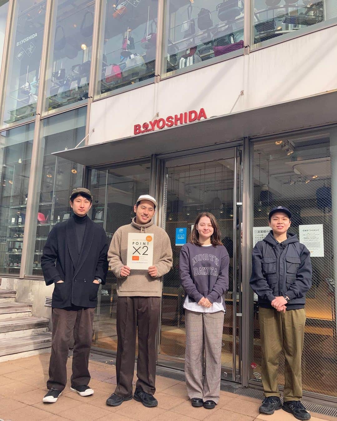 B JIRUSHI YOSHIDAのインスタグラム：「おはようございます。 只今の代官山地区の天候は曇り。 本日の最高気温は9℃の予報です。 日に日に気温が下がり、朝布団から出るのが辛いですね。お出かけの際はカイロを貼るなど、暖かくしてお出かけください。  本日はこちらのメンバーでご案内いたします。 今年も「年末ジャンボ宝くじ」をどの売り場で買うか悩んでいるスタッフがおります。(余談ですが、年末ジャンボ発売〆切の12月25日までに"大安"は12月21日(月)のみ！！この日に購入するのがマチガイナイ)オススメの宝くじ売り場をご存知の方はお買い物がてらこっそり教えていただければ思います。  では本日も皆様のご来店お待ちしております。 ・ ＜営業終了のお知らせ＞ B印 ヨシダ 代官山は、12月27日(日)をもって営業を終了いたします。 最終営業日まで、変わらぬご愛顧のほど、宜しくお願いいたします。 営業終了後はビームスジャパン3Fにて販売をいたしますので、どうぞご利用いただきますよう宜しくお願いいたします。  #beams #bjirushiyoshida #b印ヨシダ」