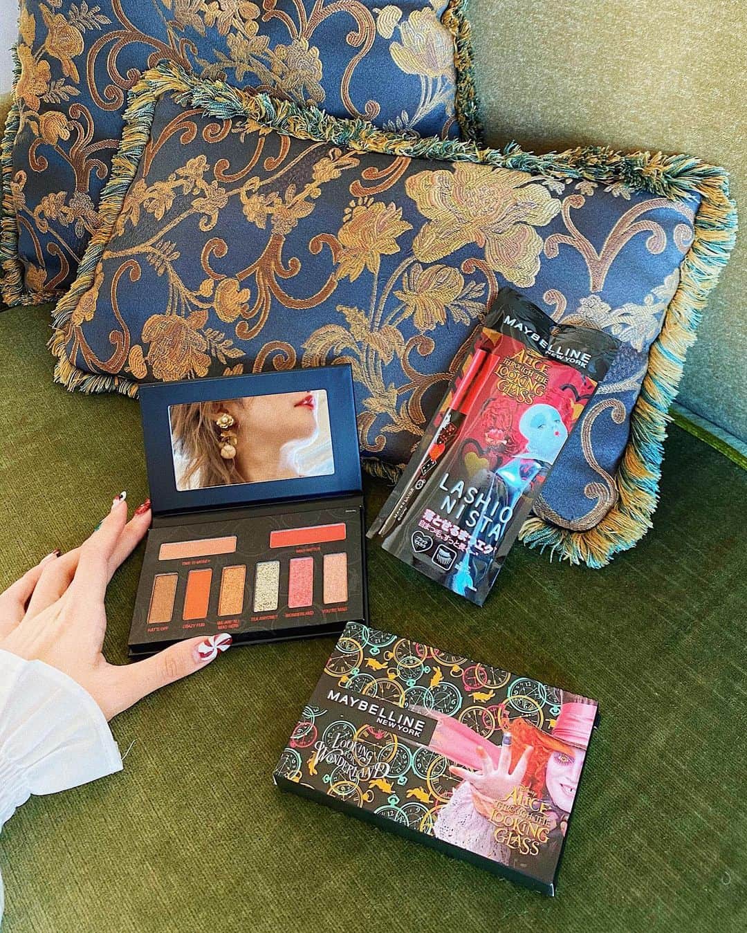 のインスタグラム：「🃏🌹🎩﻿ ﻿ ﻿ MAYBELLINE NEW YORKから﻿ ギフトが届いたぞー！😌🌹🎩﻿ ﻿  #メイベリン (@maybelline )から﻿ 【アリス・イン・ワンダーランド】﻿  にちなんだ数量限定コレクションが﻿ 発売されたんだって😍💋﻿ ﻿ ﻿ ﻿ ﻿ ✔️ポストカード アイシャドウ パレット AL-1﻿ ¥2,600﻿ ﻿ #いかれ帽子屋 🎩からインスパイアされた﻿ 華やかなカラーパレットなんだけど、﻿ ざくざくラメからホリデー感たっぷりのグリッター、﻿ さらに普段使いなら﻿ オレンジ系のワントーンメイクができる💫💎﻿ そんなパレットです🎨👀🧡﻿ ﻿ なによりパッケージが素晴らしい！😂💕💕﻿ 色の名前も全部可愛いよ😍❤️☕ (２枚目の動画！)﻿ ﻿ ﻿ ﻿ ✔️ラッシュニスタ N A01 ブラック﻿ ¥1,200﻿ ﻿ 落とせるまつエクで有名なラッシュニスタ👀﻿ ハートの女王をイメージした﻿ 限定パッケージになっているよ😍❤️🌹﻿ ポーチの中でも存在感抜群です✨﻿ ﻿ ﻿ ﻿ 今日はこれでメイクしよっと😌💭💄﻿ 可愛いコスメは気分上げてくれるなあ😌💭﻿ 𓂃 𓈒𓏸 ‎𓂃 𓈒𓏸 ‎𓂃 𓈒𓏸 ‎𓂃 𓈒𓏸 ‎𓂃 𓈒﻿ #disneysisters_jp#Sponsored @maybelline #aliceinwonderland #disney」