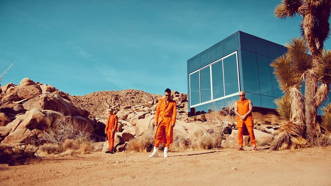 Vevoさんのインスタグラム写真 - (VevoInstagram)「Lost in the desert, @princeroyce and @wisinyyandel go on an adventure ✨ aka "Una Aventura" 😎 ⠀⠀⠀⠀⠀⠀⠀⠀⠀ ▶️[Link in bio] #princeroyce #wisin #yandel #unaaventura」12月19日 11時26分 - vevo