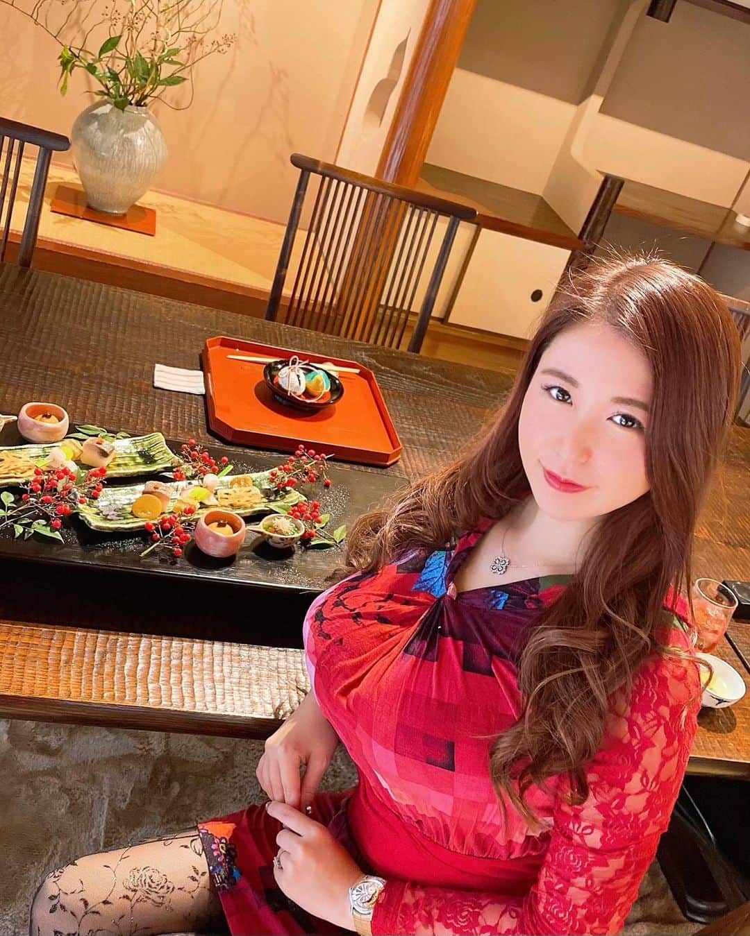 ayuさんのインスタグラム写真 - (ayuInstagram)「Celebrated a friend's birthday at a Michelin-2stars Japanese restaurant⭐️⭐️🇯🇵💝 ・ ミシュラン二つ星の日本食のお店にて @vox.nxxi なみさんの お誕生日をお祝いしました🥂🎂🎉 2度目の訪問ですが今回は お二階の一番広い角部屋の個室🍁 紅葉が綺麗に見えてとても素晴らしいお部屋です✨✨✨ コースの途中に天麩羅が出てくるのですが、お部屋で天麩羅を揚げて下さるので熱々サクサクをその場で頂けたので凄く良かったです🍤💕 お友達も凄く喜んでくれて幸せな時間でした💓 ・ #michelin2stars#michelin#michelinstar#autumnleaves#desigual  #ミシュラン#ミシュラン2つ星#一汁ニ菜#一汁ニ菜うえの#箕面#大阪#箕面グルメ#ayuログ#食べログ#一汁ニ菜うえの箕面」12月19日 11時26分 - ayu888ayu