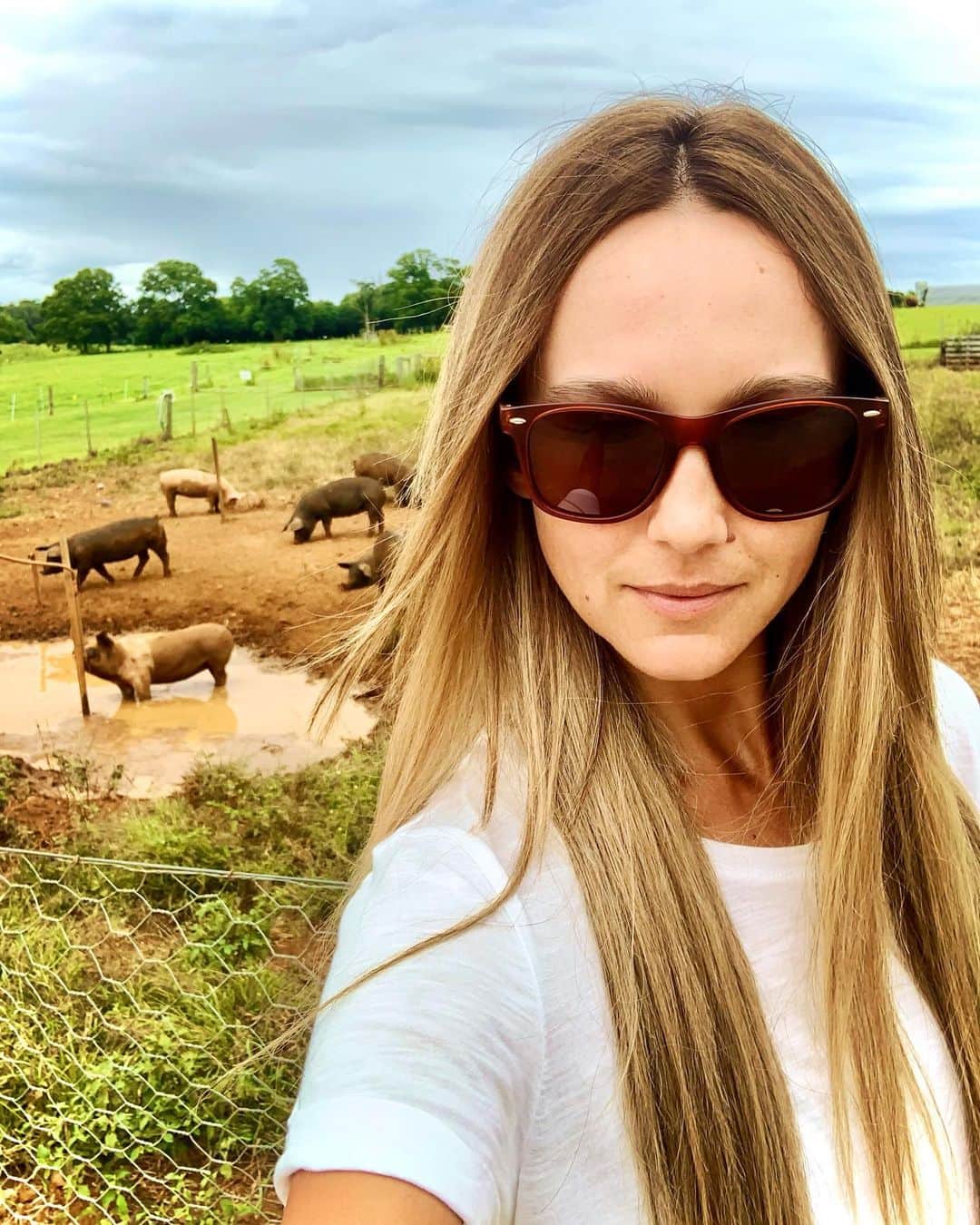 シャーニ・ヴィンソンのインスタグラム：「🐖 #farmgirl #farmlife #country #aussie #countrylife #outbackaustralia #thefarm #countryliving #farmanimals #pigs」