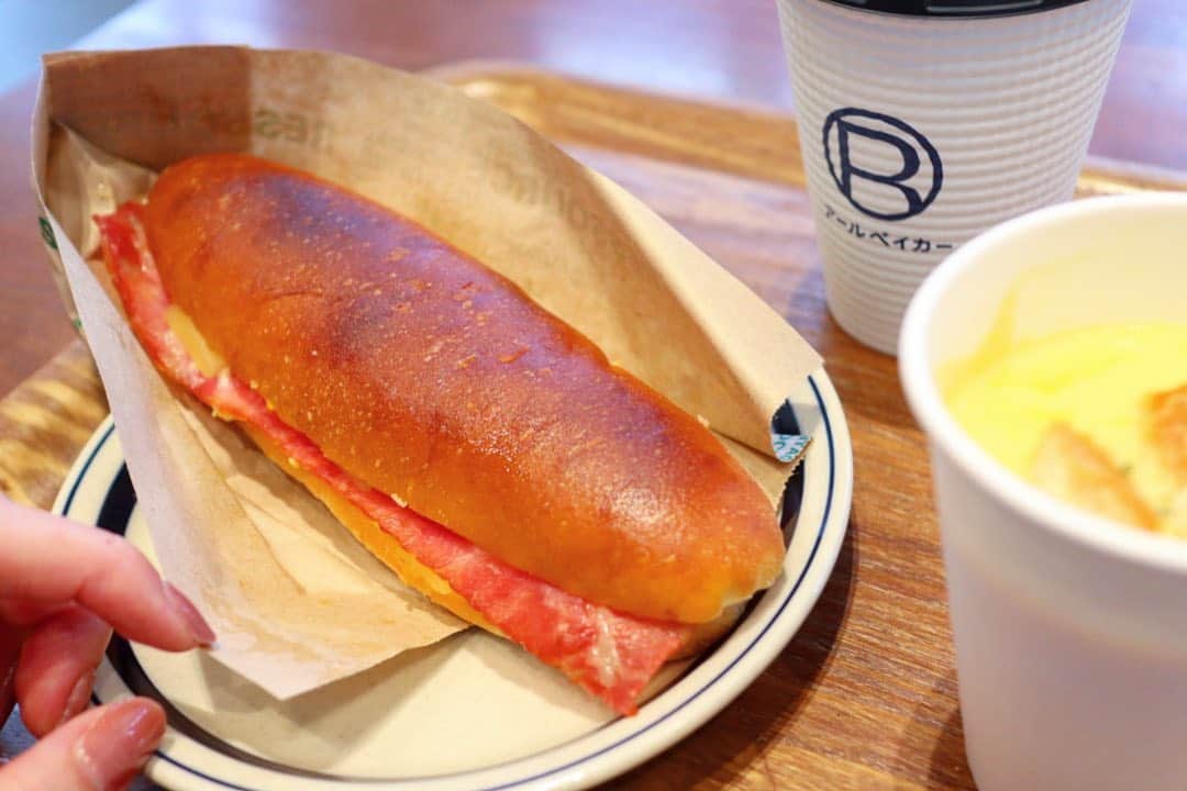 LECT レクトさんのインスタグラム写真 - (LECT レクトInstagram)「今週から販売しているR Bakerのパニーニ。こちらはタマゴとベーコン、チーズが端から端まで詰まっています！ほんのり甘いパンとの相性が抜群です。 ぜひ、冬限定のコーンスープとご一緒に。 . (カップのロゴも密かに変わりました) . . #lect #レクト #rbaker #アールベイカー #パニーニ #コーンスープ #パン #パン屋さん #広島パン屋 #広島ランチ #広島モーニング #ショッピングモール #広島市」12月19日 11時28分 - lect_hiroshima