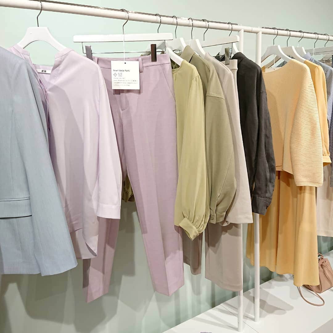nori0620さんのインスタグラム写真 - (nori0620Instagram)「あえてライラックの同系色のトップスとパンツで  キチンと感があるキレイめなブラウスとパンツなので、オフィスにはもちろん スニーカーなどと合わせてカジュアルダウンさせても  三枚目はメンズのニットに新作ストレートデニムを ユニセックスで着れる このメンズニットは女の子にもオススメ な一枚  春夏のuniqloもまたワクワクする アイテムでいっぱいでした！  #instapick#fashion#ファッション#展示会#uniqlo#uniqlo2021ss#新作#ユニクロ#uniqlo#ines#hanatajima#spring#summer」12月19日 11時28分 - nori0620