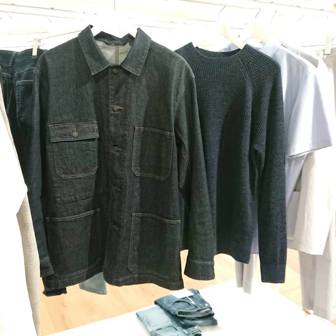 nori0620さんのインスタグラム写真 - (nori0620Instagram)「あえてライラックの同系色のトップスとパンツで  キチンと感があるキレイめなブラウスとパンツなので、オフィスにはもちろん スニーカーなどと合わせてカジュアルダウンさせても  三枚目はメンズのニットに新作ストレートデニムを ユニセックスで着れる このメンズニットは女の子にもオススメ な一枚  春夏のuniqloもまたワクワクする アイテムでいっぱいでした！  #instapick#fashion#ファッション#展示会#uniqlo#uniqlo2021ss#新作#ユニクロ#uniqlo#ines#hanatajima#spring#summer」12月19日 11時28分 - nori0620