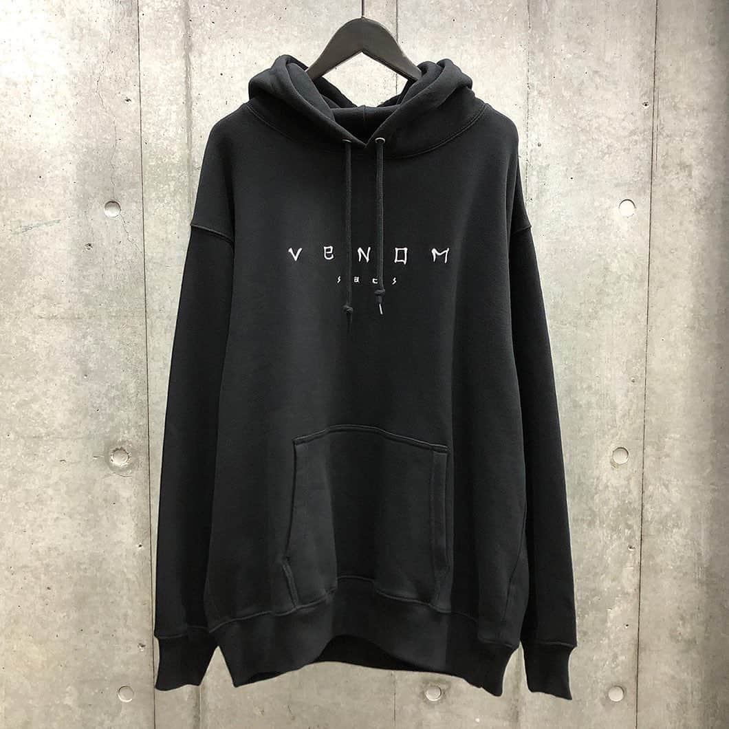 ムーンエイジデビルメントのインスタグラム：「MOON AGE DEVILMENT × sads﻿ COLLABORATION﻿ ﻿ mcs-0619﻿ GRAPHIC OVER PULL HOODIE type A﻿ BK×BK/BK×WH﻿ 44/46﻿ ￥19,000＋TAX﻿ ﻿ オーダー期間﻿ 12/12(Sat.)～12/20(Sun.)﻿ ﻿ 納期予定﻿ 1月下旬〜2月下旬﻿ ﻿ サイズ詳細﻿ 　　 44  46﻿ 肩幅 56  59 ﻿ 身幅 61  64﻿ 着丈 75  78﻿ 袖丈 63  64﻿ (cm)﻿  sads officialアカウントへはコチラから @moonage_devilment ﻿ #glamaddiction﻿ #moonagedevilment﻿ #sads﻿ #kiyoharu」