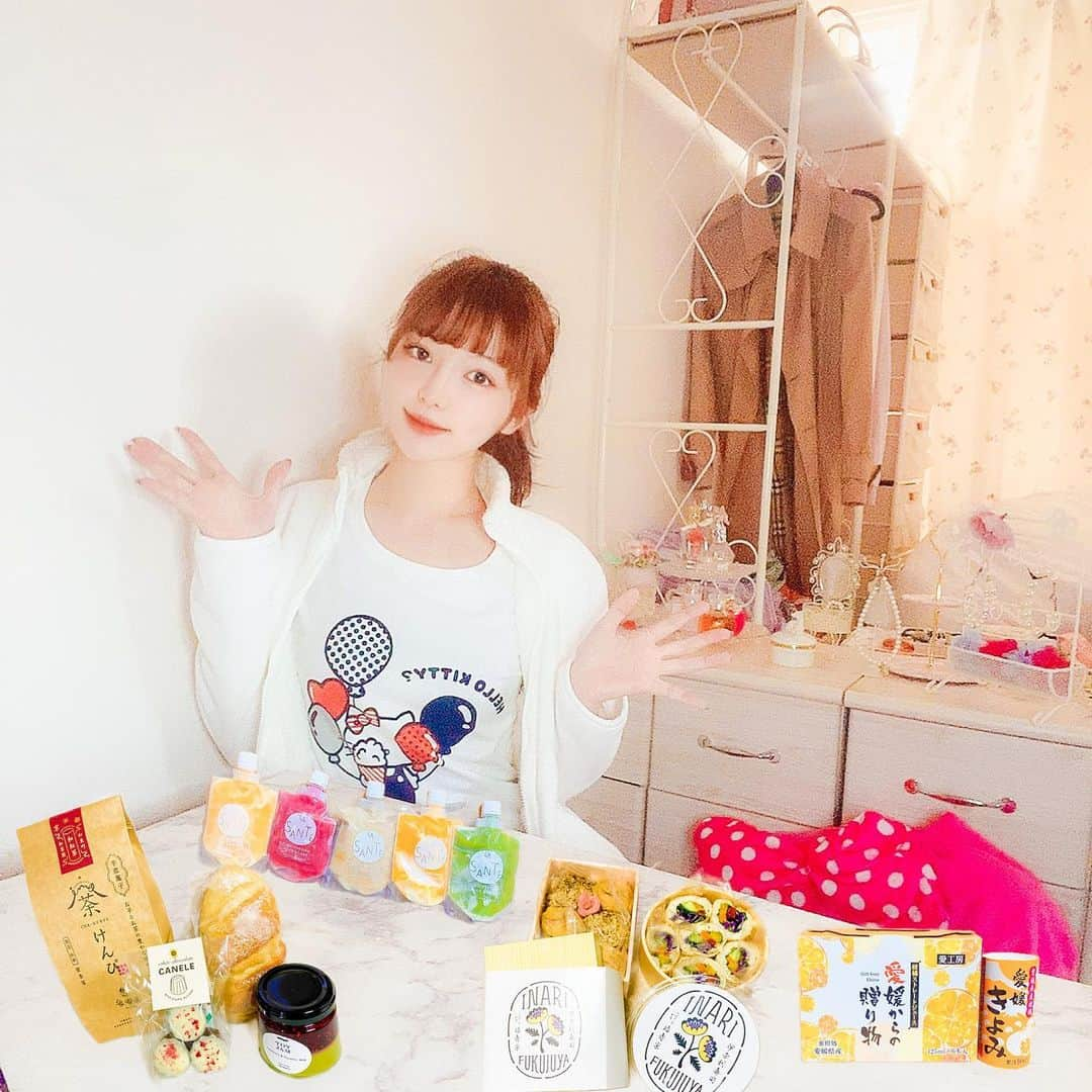 はるのインスタグラム：「⑅∙˚﻿⋆﻿ Amazon @amazonfashionjp で オンデマンド・プリントサービスが始まったんだって✨ いろんなキャラクターやアーティストのデザインをプリントした Tシャツ、パーカーとかが買えちゃうの♪ 私はキティちゃんのTシャツ頼んでみたよ🎀 色もサイズも豊富でとれにしようか迷っちゃう💭 * 浅草 福寿家 @fukujyuya.asakusa の 伊奈利寿司・伊奈利ロール💐 大正十一年（1922年）創業の 高級伊奈利寿司テイクアウト販売専門店 約100年の歴史ある老舗店が休業期間を経て 2020年4月3日リニューアルオープン✨ 油揚げを丁寧に油抜きし特製の煮汁にじっくりと煮込むことで 油揚げのコクが残る濃厚な味わいに💭 一口食べるともう一つ食べたい！ってなるっ！ ​* オリナス錦糸町 @olinaskinshicho の 大人気のパンフェスへお邪魔してきたよ🥐 全国の厳選されたパン専門店が20店舗以上あって どれ買おうかすごい迷っちゃった❤︎ 芋けんぴとカヌレと出汁パンとジャムを購入したよ♪ * 前ご紹介した@lasante.takarazuka のゴールドプレスジュースの コールドプレススープ５本セット（かぼちゃ、きのこ、にんじん、小松菜、ビーツ） コールドプレス製法で作った完全無添加のスープ☕︎ 余分なものは一切使ってないから素材の味が味わえる❤︎ そのまま飲むのもOKだけどパスタソースやリゾットなど 色々と料理アレンジしても美味しいよ💗 * 愛工房 @aikobo_ehime のみかんジュースお気に入り🥤 今回は愛媛きよみ🍊 柑橘本来の風味と甘さ、酸味を兼ね備えた 女性に人気のストレートジュース * * #お気に入りのアートを着よう #amazonで発見 #amazonfashionjp #sponsored #follop @follop.jp #健康マルシェ #ラサンテ #スープ #コールドプレスジュース #料理アレンジ #お取り寄せ #通販 #宝塚 #pr #愛工房 #愛媛みかん #宇和島グルメ #みかんジュース  #ポンカンジュース #果汁100パーセント #ストレートジュース #浅草福寿家 #浅草グルメ #東京グルメ #伊奈利寿司 #伊奈利ロール #いなり寿司 #パンタスティック #オリナス錦糸町」