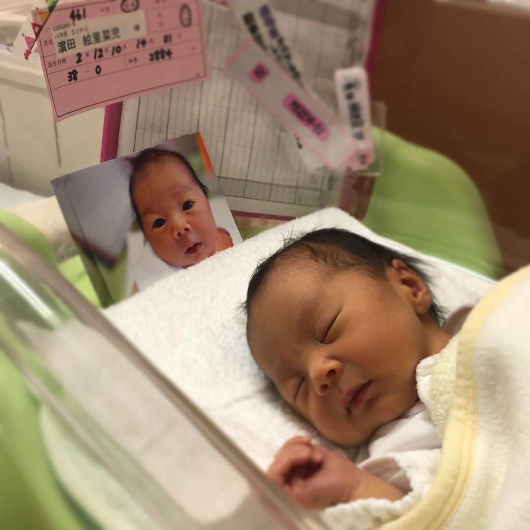 三浦絵里菜のインスタグラム：「2020.12.10 家族が増えました👶🏻  長い長い妊娠生活を終え、無事に出産できました。 最後まで逆子が治らず帝王切開に！ 麻酔効いてるけど、普通に痛かった😱笑 3日目までは本当に激痛だったけど、もうその痛みも忘れそうなくらい怒涛の入院生活だった。。笑  ここからまた新たなスタート！ 毎日眠過ぎる日々だけどがんばろう。  落ち着いたら会いにいきます☺️  #子育て始めました #娘誕生」