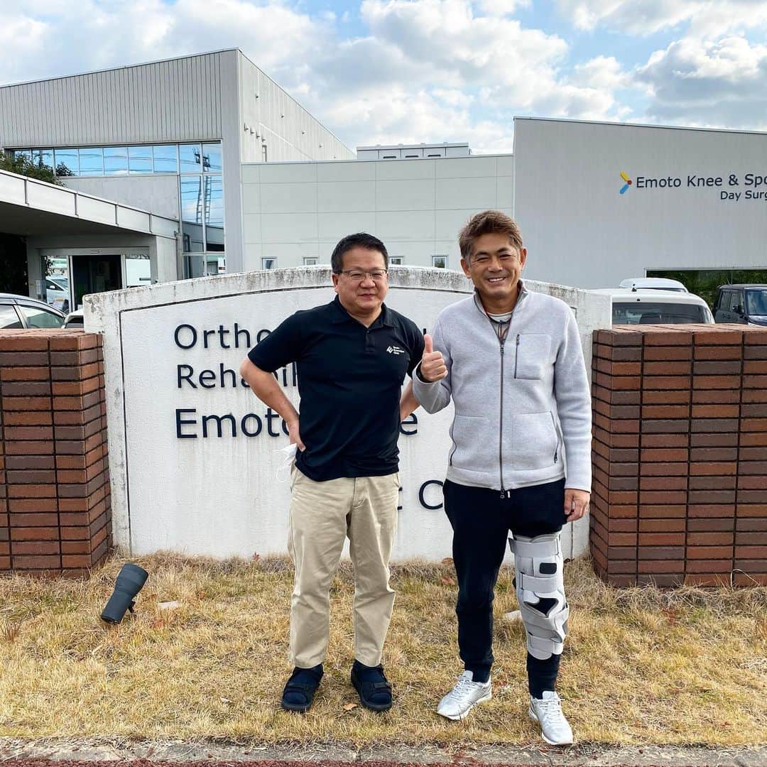 のインスタグラム：「江本ニーアンドスポーツクリニックの元  僕の 膝のオーバーホールも 素晴らしい治療で終了。  覗いてみたら想像より酷かったようですが、 もうすでに膝は楽になってます。  お世話になった 看護師の皆様も 素晴らしい愛情でした。  有難う御座いました。  本当に 素晴らしい医療技術。  しっかりと 慣らしをして 回復したいと思います。  #maxorido #江本ニーアンドスポーツクリニック」